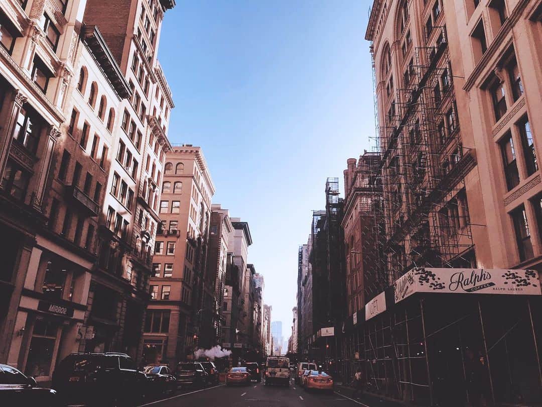 のインスタグラム：「🏢﻿ ———————————————————————﻿ ﻿ ﻿ ﻿ ﻿ ﻿ ﻿ #nyc #architecture #nystyle #street #skyblue #memories #america #usa #favoritecity #photography」
