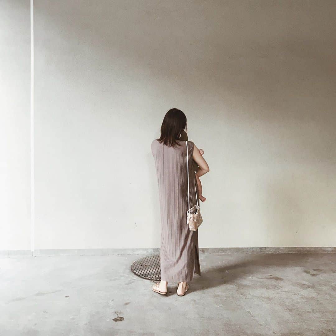 yuiのインスタグラム：「outfit of late summer 🌿 なめらかでさらりと着心地のよいワンピース。 プリーツ加工がされているので、動いた時もシルエットが美しく、縦長効果も期待🙈♡ 低身長の私にはすこし丈感が長かったため、裾をカットしました✂︎ (が切りっぱなしでもほつれない素材なので安心◎) 秋も重ね着で活躍しそうです🍂 しばらくずっとボブだったけど、出産を機にまた髪伸ばしてみよかなと。だいぶ伸びてきた〜！  ☑︎no sleeve pleats one piece now on sale @by__munir」