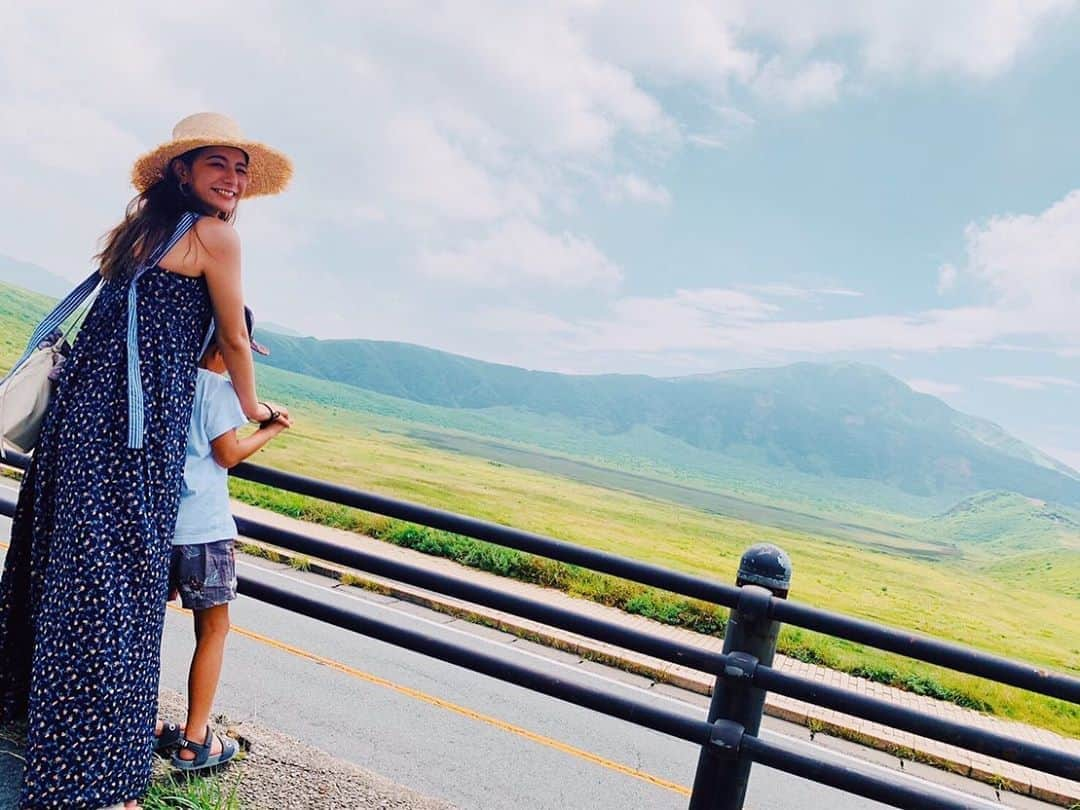 スザンヌさんのインスタグラム写真 - (スザンヌInstagram)「草千里へ⛰﻿ だいぶ親子で温度差あるけど﻿ （息子は車酔い後😂）﻿ ﻿ つよくたくましく美しい阿蘇の山々を見渡して﻿ 凛とする美味しーい空気で深呼吸して﻿ ﻿ 最高のリフレッシュになりました♡﻿ ﻿ おんぶもだっこもどんとこい﻿ ！！﻿ ﻿ いよいよ﻿ 夏休み後半戦っ☺️🌈﻿ ﻿ 嬉しいようで寂しいな🤔♡﻿ ﻿ ﻿ ﻿ #阿蘇草千里 ﻿ #なんか親子で黒い」8月25日 13時14分 - suzanneeee1028