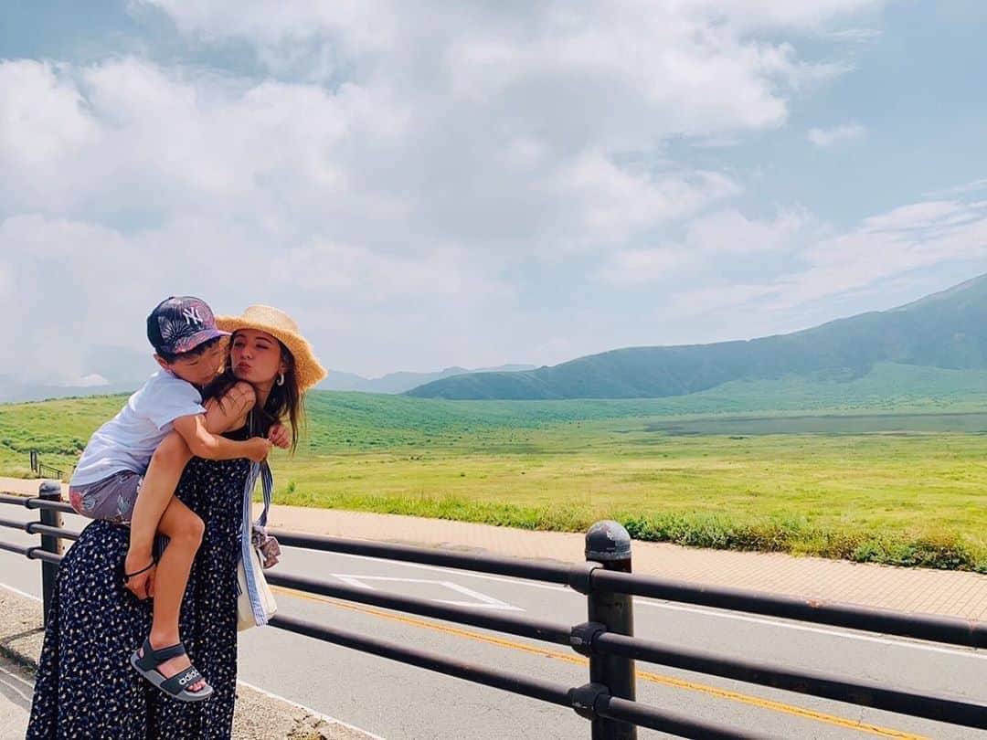 スザンヌさんのインスタグラム写真 - (スザンヌInstagram)「草千里へ⛰﻿ だいぶ親子で温度差あるけど﻿ （息子は車酔い後😂）﻿ ﻿ つよくたくましく美しい阿蘇の山々を見渡して﻿ 凛とする美味しーい空気で深呼吸して﻿ ﻿ 最高のリフレッシュになりました♡﻿ ﻿ おんぶもだっこもどんとこい﻿ ！！﻿ ﻿ いよいよ﻿ 夏休み後半戦っ☺️🌈﻿ ﻿ 嬉しいようで寂しいな🤔♡﻿ ﻿ ﻿ ﻿ #阿蘇草千里 ﻿ #なんか親子で黒い」8月25日 13時14分 - suzanneeee1028