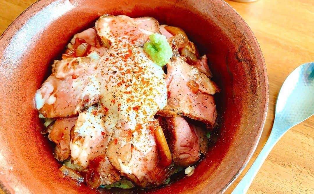 金子貴俊のインスタグラム：「今日のランチは、 たかパパご飯 「ローストポーク丼」 想像以上の美味しさに子供達もビックリ(^^)ガツガツ食べて、あっという間に完食してしまった🤩  #ローストポーク丼#ローストポーク #どんぶり #丼ごはん #飯テロ #絶品#絶品グルメ」