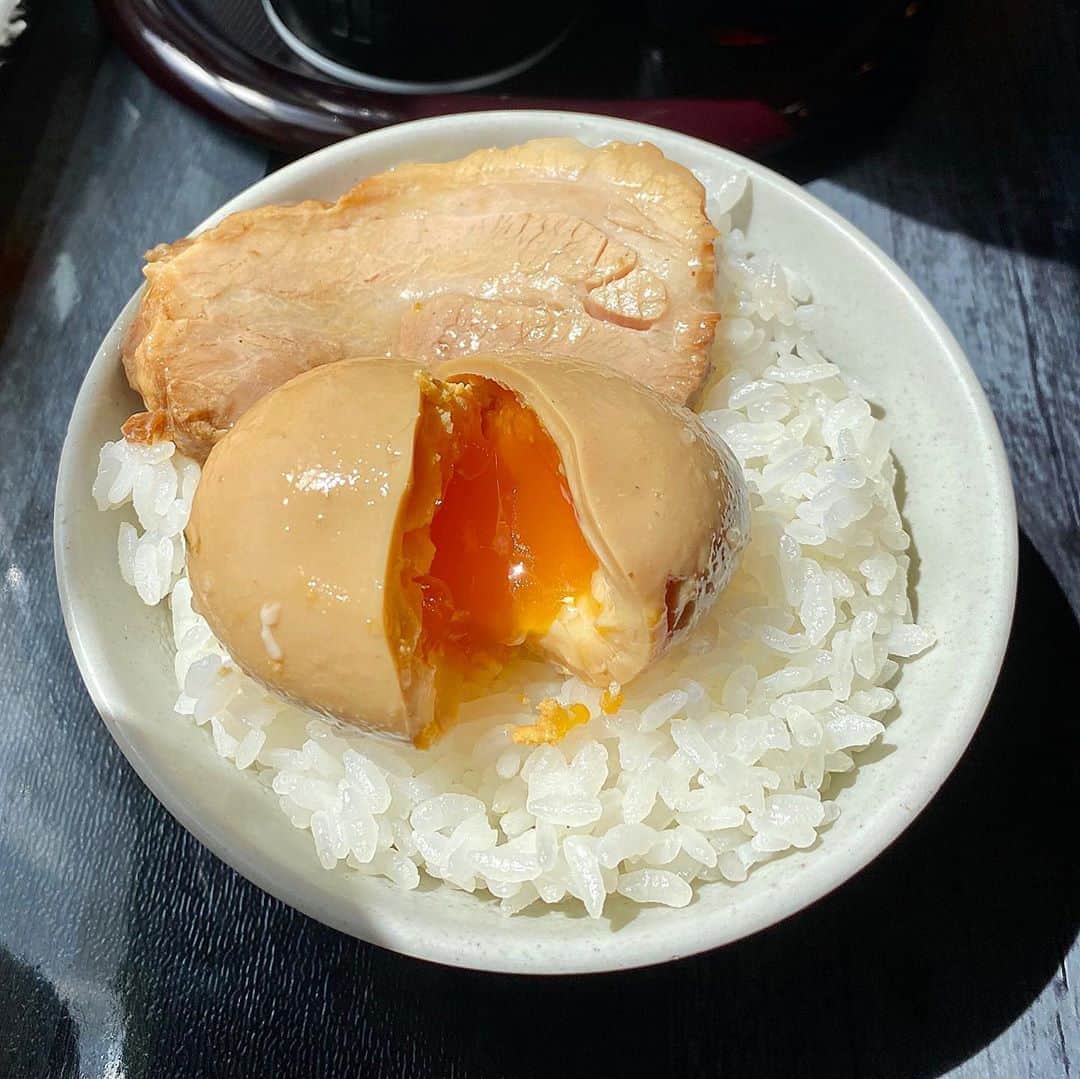 新山大さんのインスタグラム写真 - (新山大Instagram)「味玉とチャーシューをご飯の上に移設🍜🥚🥓🍚 #麺山 #とんこつ正油味玉子ラーメン #あっという間に #とんこつ正油ラーメン と #味玉チャーシュー丼 #セット #クッキングラム」8月25日 13時23分 - dai_niiyama