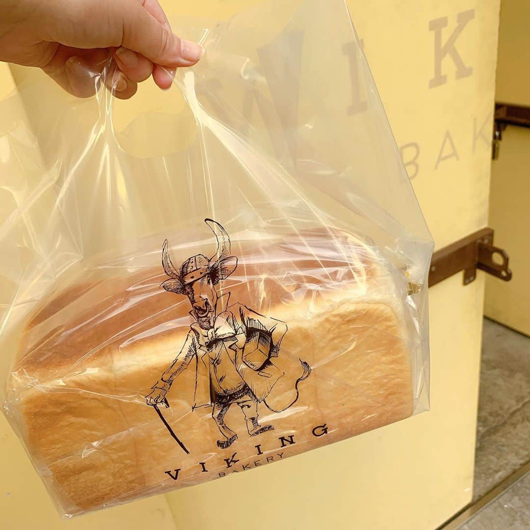 山岸理子さんのインスタグラム写真 - (山岸理子Instagram)「* お仕事帰りに寄った、南青山にあるオシャレなパン屋さん。  ふわっふわでとっても美味しかった♡♡ また買いに行きたい😋  私の相方、 このパン屋さん知ってるかな〜？💙🍞  ・ ・ ・ ・ #tsubaki_factory #山岸理子 #Vikingbakery #パン屋 #食パン専門店 #オシャレ #南青山 #ラピュタパン #失敗しちゃった #てへ」8月25日 13時24分 - riko_yamagishi.official