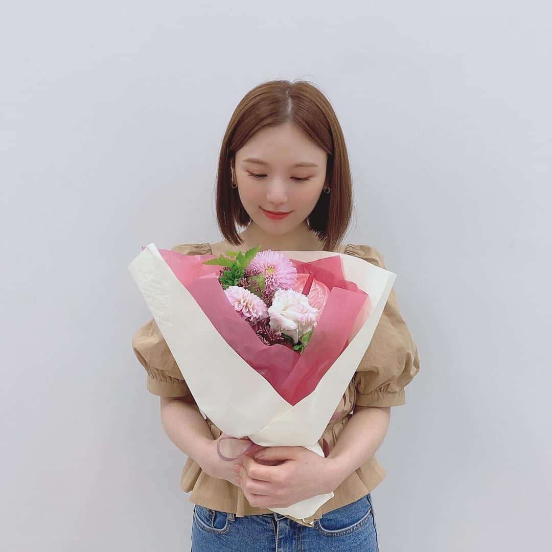 ひよんのインスタグラム：「💐💓 ㅤㅤㅤㅤㅤㅤㅤㅤㅤㅤㅤㅤㅤ お花嬉しいな☺️💞 50万人お祝いでいただきました😆🥺✨ ありがとうございます🥰❤️ ㅤㅤㅤㅤㅤㅤㅤㅤㅤㅤㅤㅤㅤ #youtube #youtuber #유튜브 #유튜버 #희영채널 #희영 #ひよんちゃんねる #ひよん #ユーチューブ」