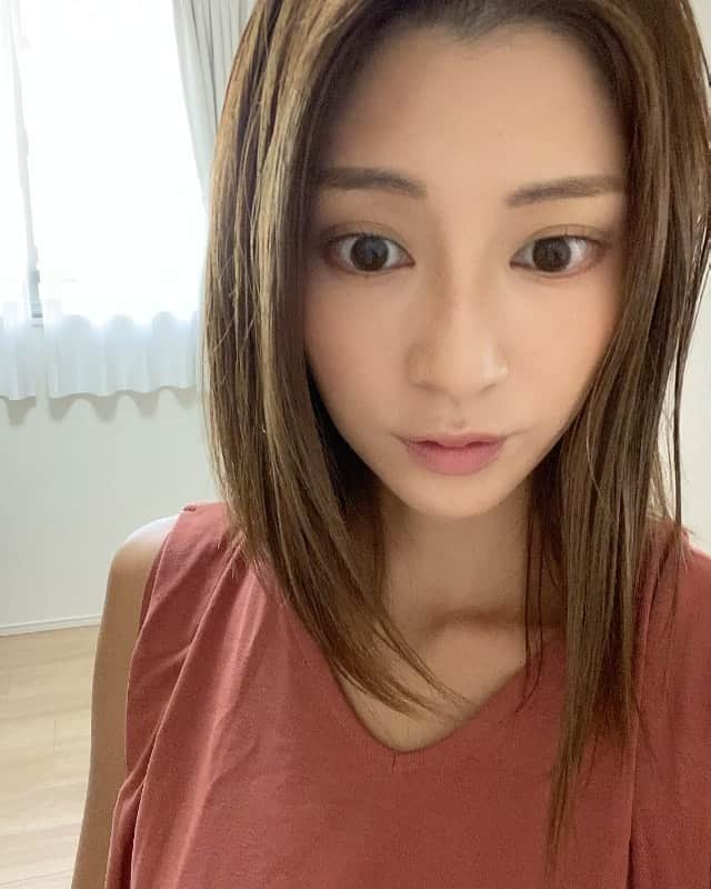 加藤怜のインスタグラム：「髪 キレイにしてもらった♡ . 明るすぎず暗すぎず大満足🙂♡ . 普段は ナプラのオイルを毛先中心につけて 手ぐしで終了！ お出かけの時は 毛先外はねで スタイリングセラム🙃 . #hair #hairstyle #haircolor  #エヌドット #エヌドットポリッシュオイル #エヌドットスタイリングセラム  @anagram_hairmake @anagram_nishioka」