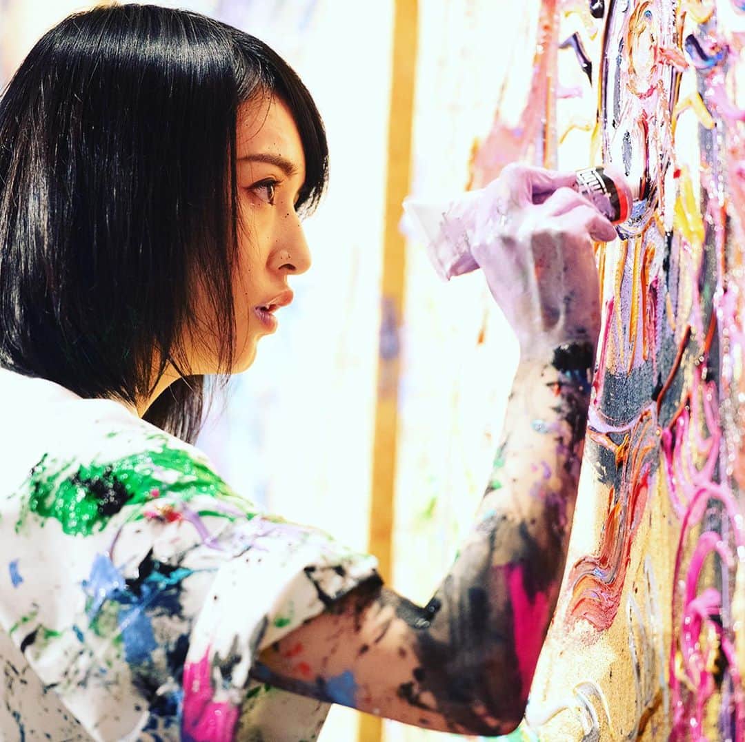 小松美羽さんのインスタグラム写真 - (小松美羽Instagram)「【LIVEPAINTING】  I did the first live painting of the year with no audience. At the same time, we held a charity auction to draw your prayers and make a successful bid for US$194,123.  Thank you to everyone 🙏  The proceeds will be donated to TV 24 hours charity. We hope that you will be able to help everyone as the corona rages.  I pray for your health.  前幾天、以零觀眾的形式進行了今年第一次的現場作畫。 同時將作品進行慈善義賣，我將各位的祈禱畫入作品中，這幅作品以US$194,123賣出，收益會捐作日本電視台的24小時電視 -愛心救地球的捐款活動使用。在COVID-19疫情嚴峻之時，希望可以小小獻上一己之力，衷心祝願各位的健康。  先日、無観客で今年初のライブペイントを行いました。同時にオンラインチャリティーオークションを行わせていただき、皆さんの祈りを絵に描き、2,054万円で落札していただきました。 ご視聴、ご参加していただき誠にありがとうございました🙏 この収益は24時間テレビにチャリティーで寄付されます。  コロナが猛威を振るう中、この寄付を通してニューノーマル時代の「自分の役割」というものを再認識させていただきました。 アートは生命が魂で繋がるための道具です。そのアートを通して少しでも皆様と繋がれたらなと思っております🙏 (日本語・English・中文)  #24時間テレビ #charity #art #livepainting」8月25日 13時41分 - miwakomatsu_official