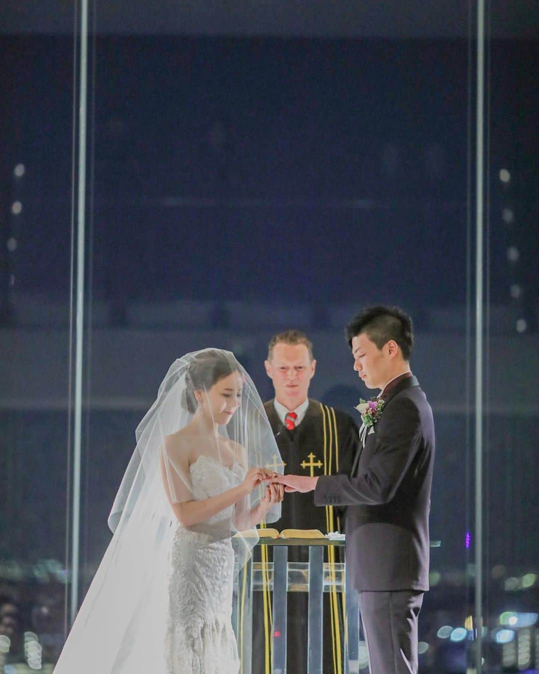 北野クラブ　ソラさんのインスタグラム写真 - (北野クラブ　ソラInstagram)「・ ・ Night wedding⛪️ ソラの教会は神戸の夜景をふたりじめできる 夜の時間もとびきり素敵 きらきら輝く景色の前で永遠の誓いを。 ・ ・ #ナイトウェディング #Nightwedding #神戸夜景#夜景#挙式#教会」8月25日 13時49分 - kitanoclubsola