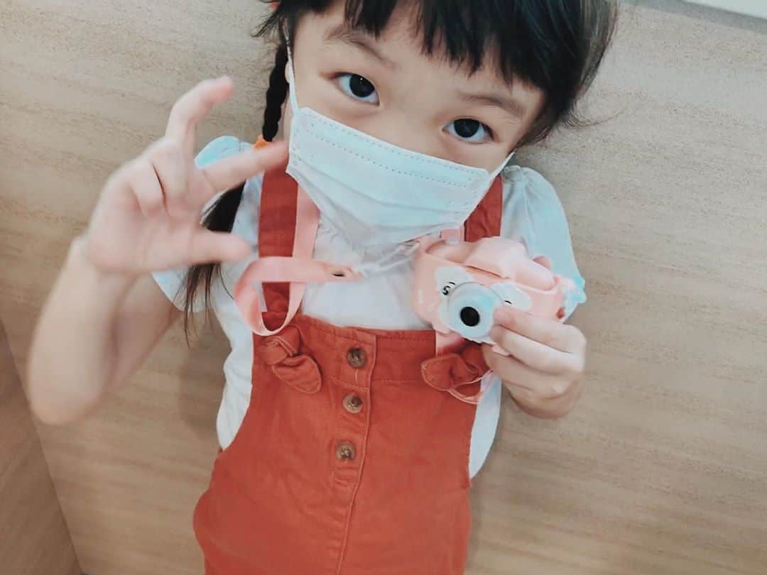 EMIのインスタグラム：「☆ 毎日カメラを向け追いかけてくるw プレゼントで頂いた子供用デジカメ 高機能すぎてもはや子供用レベル超えてます✨ #ちびっこカメラマン」