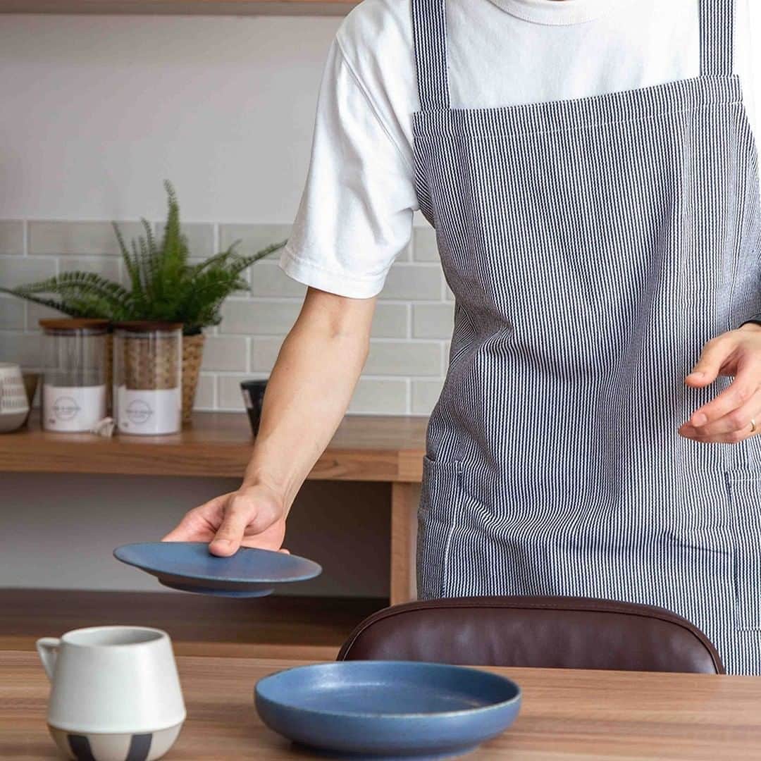 3coinsさんのインスタグラム写真 3coinsinstagram New デニムバッククロスエプロン 約 H W100cm 肩紐除く 500円 税込550円 シンプルなデザインで男性の方にもオススメです 首に負担がかかりにくい肩掛け紐タイプで 被るだけで簡単に着用していただけ