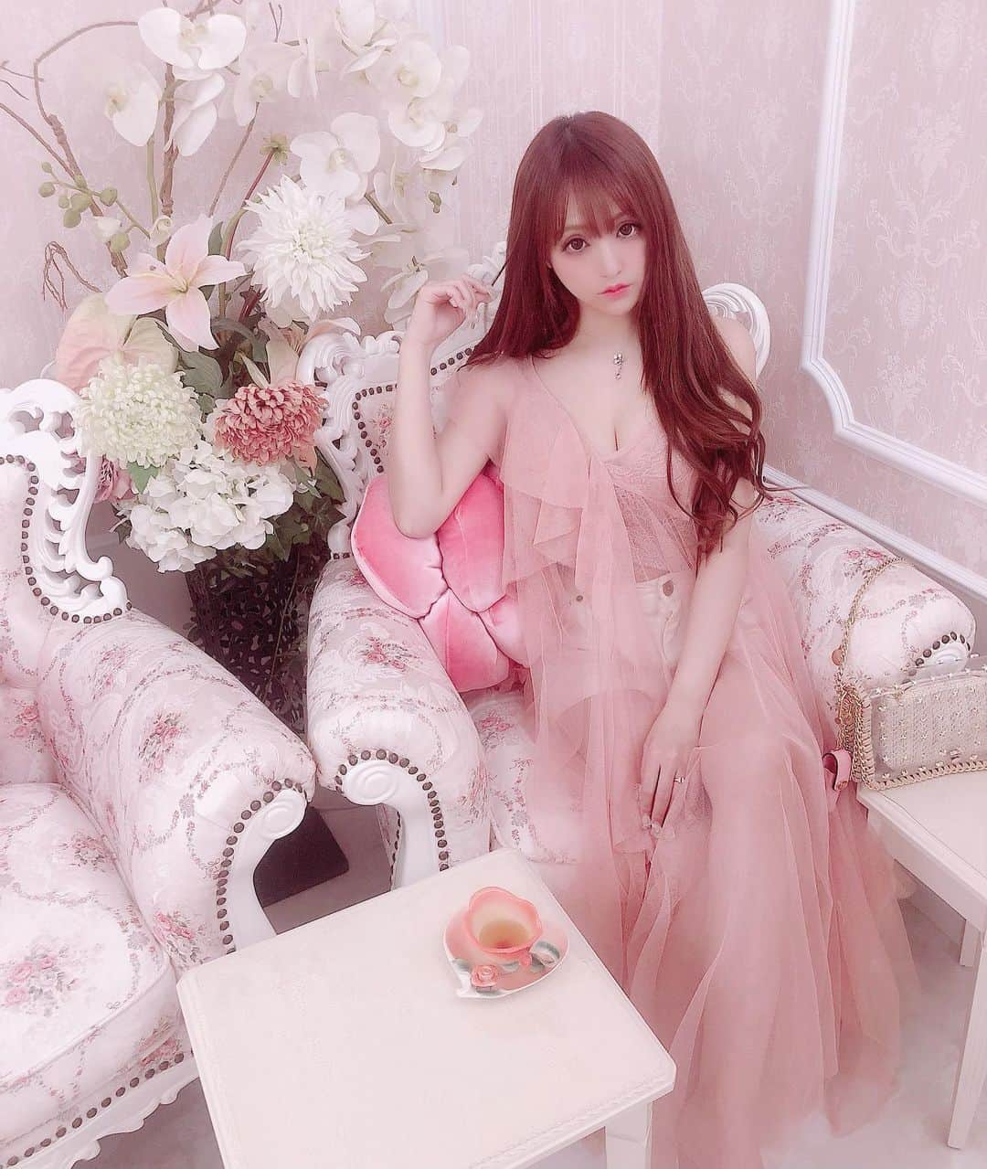 桜井莉菜さんのインスタグラム写真 - (桜井莉菜Instagram)「今回の @riina_couture の撮影を @kubireya の店内でさせてもらったの✨✨✨ どの部屋もスタジオ並みに可愛いから❤️❤️❤️ そしてその前日にも、お腹えぐってもらって来ました← 4枚目の写真見てもらったら わかると思うけど、くびれはもちろん、もはや下っ腹がね、凹むを通り越して、えぐれてるのわかる？w 今回は痩身レーザーとEMSもやってもらって次の日めちゃめちゃ筋肉痛凄かった😂💗 ここ週一でちゃんと通ったらバキバキになるんじゃないかな🤔w その様子の動画はストーリーズに載せてるから是非見てね😂💦 撮影の画像出来上がるの楽しみっ😍❤️  #くびれya#くびれ#撮影#riinacouture#blackriina#ワンピース#痩身レーザー#EMS#パーフェクトシェイプ」8月25日 13時55分 - rina__sakurai