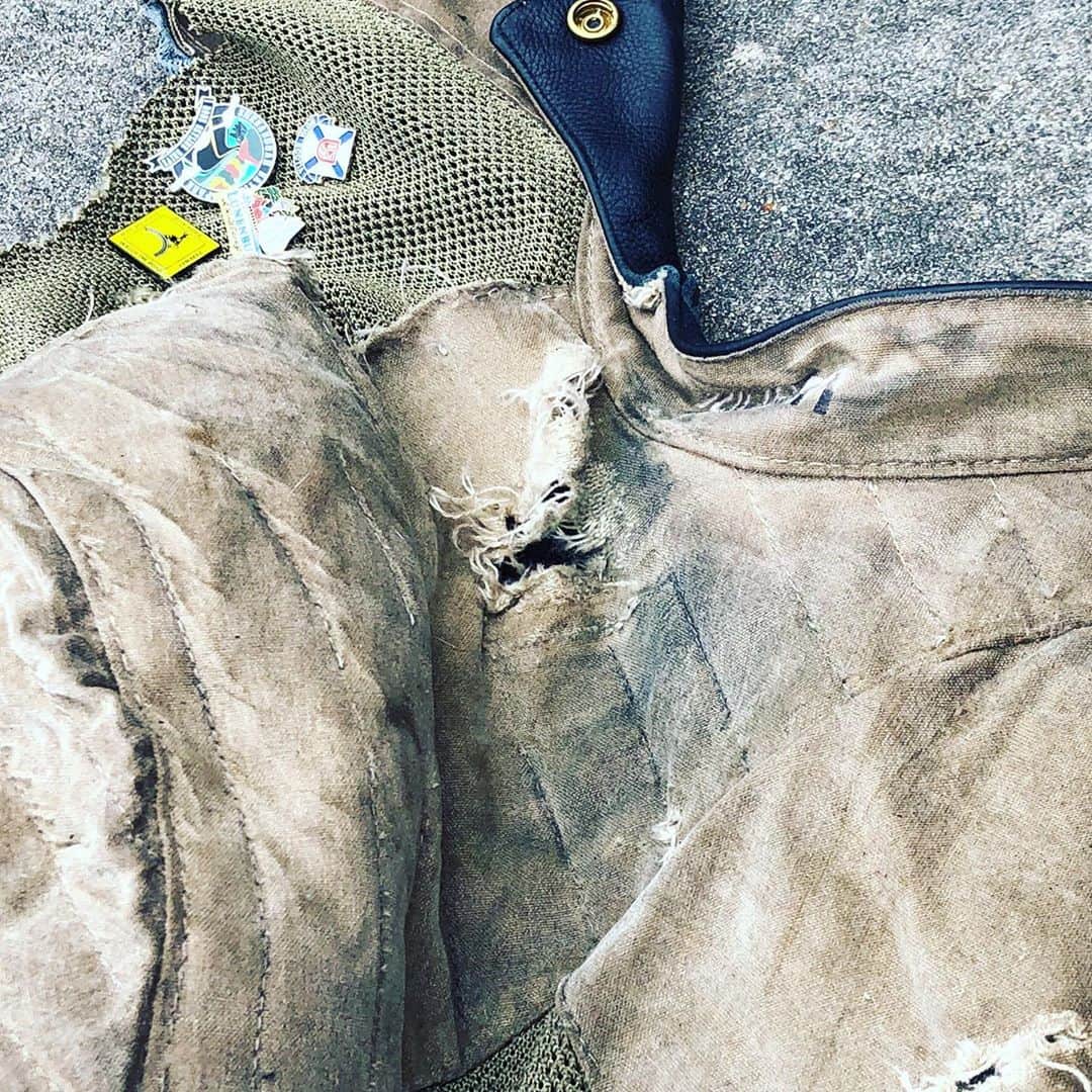 バンソンさんのインスタグラム写真 - (バンソンInstagram)「Today we had the pleasure to meet our customer that was saved by God’s grace with a little help from our jacket. Please read his testimony and swipe to the left to check the pics ** DISCLAIMER ** Please refrain from telling me that motorcycles are dangerous. Thank you for all of the positive thought and sentiments. I thought I would take the time to explain what happened.  After roughly 1,500 miles of riding some of the most beautiful roads the USA has to offer, I had to start making moves to go home. “Riding the Tail of the Dragon” was a bucket list trip. I was looking forward to seeing Cyndie and the kids. When I left Deal’s Gap it started pouring rain.  I cautiously rode about 50 miles of “ the Moonshiner 28” route in heavy winds and rain through twisty roads covered with water and leaves. The riding wasn’t bad because I was getting into the groove of my slow and sensible pace. Other than being soaked to the skin I was in good spirits. That is when I made the decision to bag the last leg oft the trip and head to MB. My gas light indicator switched on in Spartanburg, South Carolina. I stopped for food and gas. I decided for safety sake to have a sit down meal. I figured having a full stomach would keep me alert and the roads would dry up completely. This turned out to be a sensible move and when I finished dinner, everything appeared to be dry and wind free. Just before I headed on the highway I stopped to make sure my helmet strap was snug, and the rest of my bags and gear were in order. I put on my mellow mix on my iPhone, which was linked into my helmet and settled in for a straight long ride to MB. I was motivated and anxious to see everyone. However, because I was out at night in the country I maintained a sensible speed of 65 mph.  When I ride at night, my right eye is scanning the shoulder for wildlife, and my left eye focuses on the road and rearview mirror. I saw no traffic behind me except for a single tractor-trailer truck about a half mile behind me. I put my attention with both eyes ahead of me on the road. This was the last ride detail I remember.  Instantly I felt the impact of something hitting me hard from behind. (Continues in the comments)」8月25日 13時55分 - vansonleathers