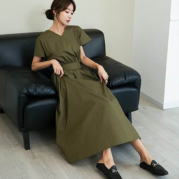 maison de LATIRのインスタグラム：「1枚で魅せるラフにお洒落に決まる「マキシ丈ワンピース。」 バックスタイルまで美人に見せるラフワンピの登場です。 シンプルで落ち着いた大人ワンピースなので、 バックや足元も小ぶりで上品なアイテムを合わせるとGood◎ 着痩せ効果抜群の1着おすすめです。  . お求めはコチラから▼▼ @maison_de_latir #maison_de_latir #https://shop-list.com/women/brand/maison-de-latir/」