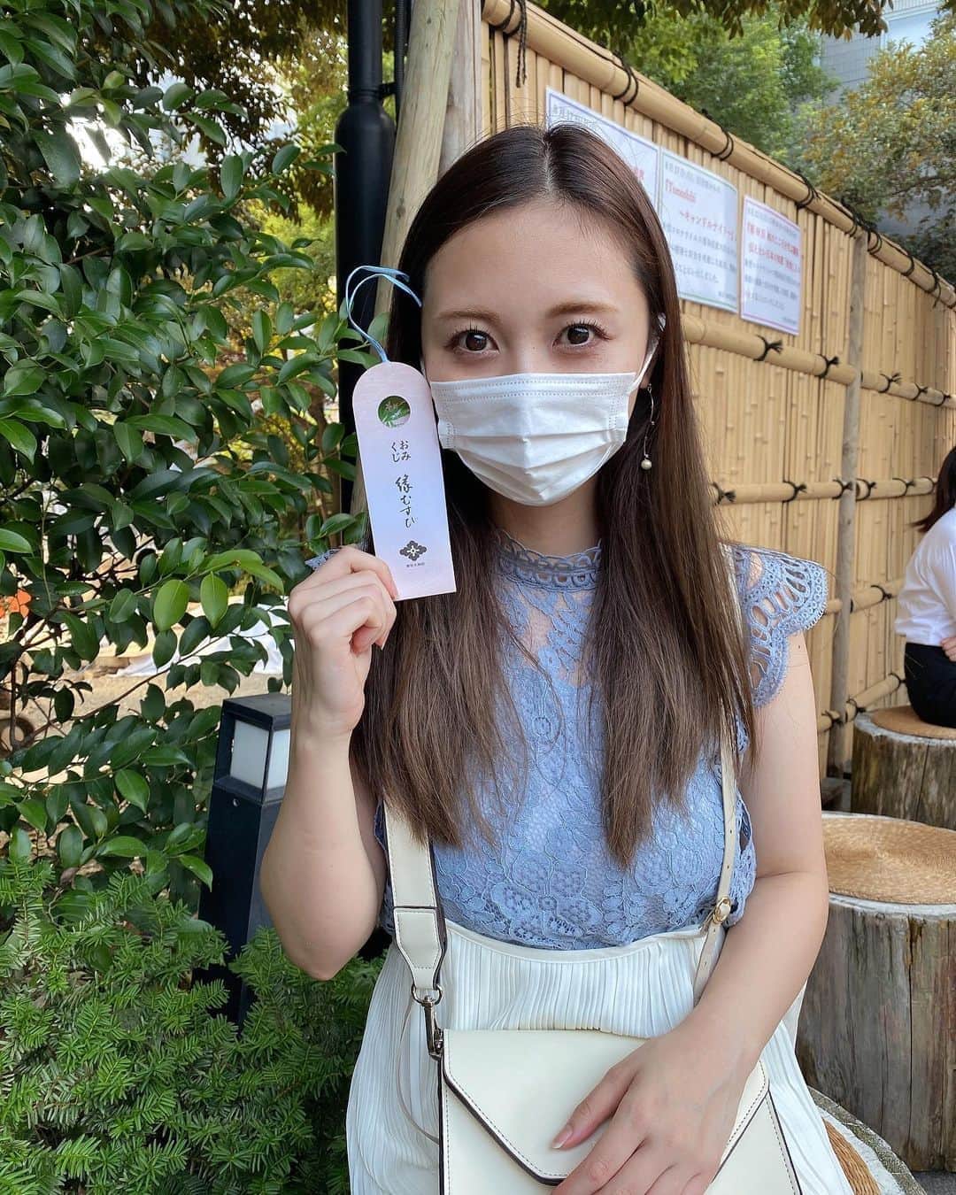 西村季里子のインスタグラム：「・  縁切りで有名な陽運寺でえんがちょして、 縁結びで有名な東京大神宮でなむなむしてきた🙏🏻  不思議なことがあって、 2人してマップ見ながら 陽運寺に向かってたんだけど、 一向に辿り着かなくて 何度もマップの目的地が変わってて、 暑くて死にそうになりながら ぐるぐるぐるぐる回って、 え…さっき通った道…？ こんなのあった…？ ってとこに突如現れた陽運寺。  お岩さんで有名なところだから、 なんか意地悪されてたのかな…  いいことありますように😢  #縁切り #陽運寺  #四谷怪談 #お岩さん  #縁結び  #東京大神宮 #おみくじ #喜びの顔 #頼むよ」