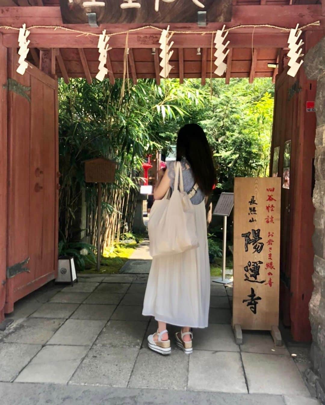 西村季里子さんのインスタグラム写真 - (西村季里子Instagram)「・  縁切りで有名な陽運寺でえんがちょして、 縁結びで有名な東京大神宮でなむなむしてきた🙏🏻  不思議なことがあって、 2人してマップ見ながら 陽運寺に向かってたんだけど、 一向に辿り着かなくて 何度もマップの目的地が変わってて、 暑くて死にそうになりながら ぐるぐるぐるぐる回って、 え…さっき通った道…？ こんなのあった…？ ってとこに突如現れた陽運寺。  お岩さんで有名なところだから、 なんか意地悪されてたのかな…  いいことありますように😢  #縁切り #陽運寺  #四谷怪談 #お岩さん  #縁結び  #東京大神宮 #おみくじ #喜びの顔 #頼むよ」8月25日 14時02分 - kiriko_nishimura