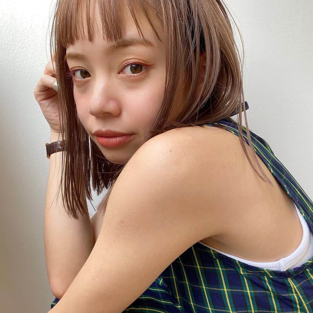 福地夏未さんのインスタグラム写真 - (福地夏未Instagram)「🍇 new hair！ 今回もまりちゃんにお任せ！♡ いつもわがままありがとう〜 ばっさり、こっくりと♡ 落ち着く長さと落ち着く色味🦒 _ #hair #newhair #hairstyle #bob #bobhaircut #color #ベージュ #ベージュカラー #眉上バング #オン眉」8月25日 14時06分 - natsuminmin19