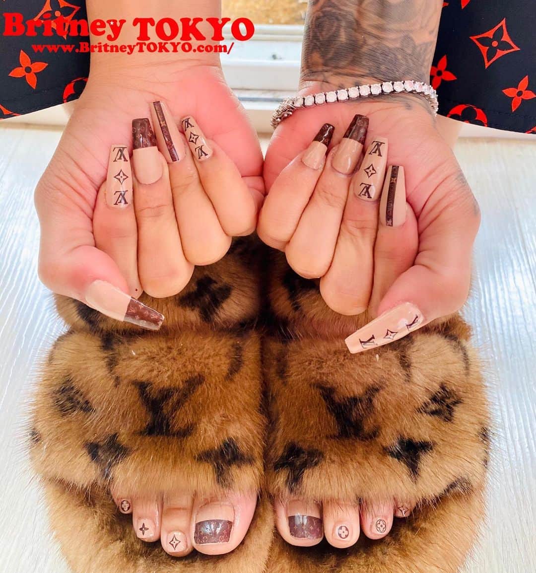 Britney TOKYOさんのインスタグラム写真 - (Britney TOKYOInstagram)「LV💅🏻✨✨✨ @keyshiacole   #fashion #nailart #nails #britneytokyo  Used: @naillabousa all in one extend gel, presto #61 #62 #114 #115 #sculpted clear, non-wipe Top gel @apres coffin long gel-x」8月25日 14時07分 - britneytokyo
