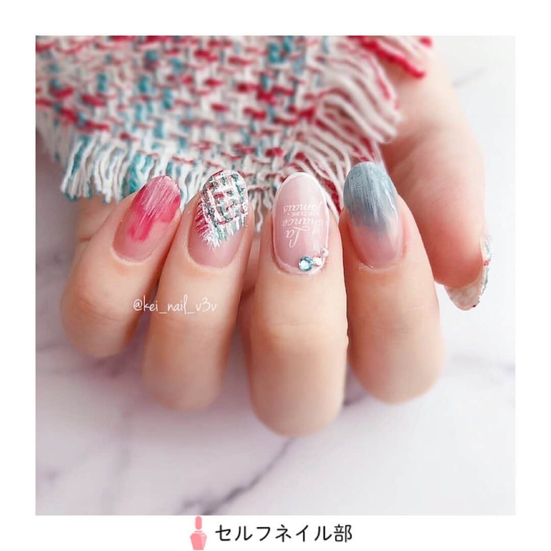 セルフネイル部 公式アカウントのインスタグラム：「(@kei_nail_v3v)さんの、﻿ 「サマーツイードネイル」を紹介します💅﻿ ﻿ 〜やり方〜﻿ どの指もスキンカラージェルでベースの色味を整えるところまで共通。﻿ ★ツイードネイル﻿ ノンワイプトップを塗布して硬化。テラコッタジェル3色をチェック柄になるようにのせ硬化して、未硬化ジェルを除去。﻿ ★サブ（塗りかけネイル﻿ クリカラーを爪半分ぐらいランダムに塗り硬化。白ジェルをフェザーブラシにとり、爪の先からキューティクルに向かってさっと引く。硬化後、トップジェルで仕上げる。﻿ ★サブ（囲みネイル）﻿ シアーホワイトを全体に塗り硬化したあと、フォントシール、白ジェルで囲みラインをいれ硬化。ストーンをのせ、トップジェルで仕上げる。﻿ ﻿ 〜使う物〜﻿ ネイルタウン ( @nail_town.shop )﻿ ・テラコッタ1：ホワイト﻿ ・テラコッタ6：ペールグリーン﻿ ・テラコッタ13：レッド﻿ ・テラコッタ18：ダークグリーン﻿ →ペールグリーンとダークグリーンを１：3ぐらいで混ぜてエメラルドにします。﻿ LUCUGEL ( @lucugel_nail )﻿ ・WHA01 →はっきり発色する白﻿ ・GRS01 →青みがかったクリアグリーン﻿ Presto ( @presto_official_nl )﻿ ・310 ダークローズ →深みのあるクリアレッド﻿ ネイル工房 ( @nailkoubou )﻿ ・OMA-01 →シアーホワイト﻿ Nail for all ( @nailforall_official )×NailsalonMOMO ( @mariko__nails )﻿ ・MOMO SKIN →ベースカラーになる色﻿ Grace Gel ( @grace_gel )﻿ ・ベース﻿ ・クリスタルワイプレストップ﻿ ﻿ 〜ポイント〜﻿ ・ツイードを描く前にトップコートまで仕上げます。（テラコッタは未硬化ジェルほぼなし。先にトップまで仕上げると、テラコッタジェル独特のザラザラ感がしっかり残せます）﻿ ・テラコッタの未硬化拭き取りはコットンにクリーナーを染み込ませてタップ。ぬぐおうとすると表面ひっかかり、コットンの繊維がボロボロ爪につくので要注意！﻿ ﻿ 《セルフネイル部プロデューサー高橋からのコメント💅》﻿ すてきな夏のツイードネイル🌈カラー使いと繊細さが素晴らしいデザインです💅」