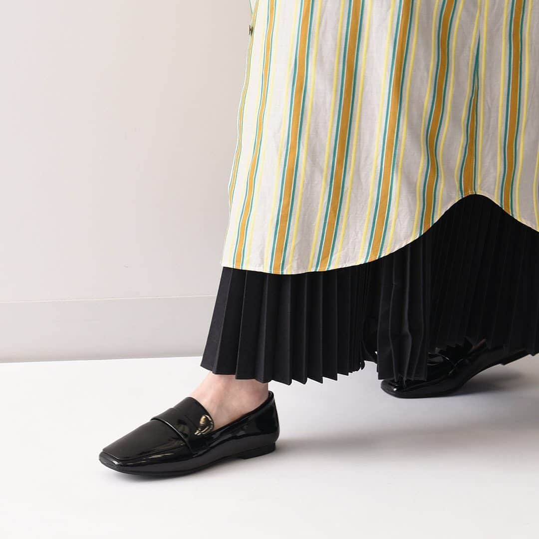 のインスタグラム：「//STYLE NOTE//﻿ パーソナルスタイリストが提案する最旬コーディネートをお届け💁🏻‍♀️💕﻿ ﻿ 万能シャツワンピースでレイヤードスタイルを楽しむ！﻿ 1枚だと夏らしさを感じるワンピースも、裾にブラックが入ることでちょっぴり秋めいた雰囲気にトーンダウン。  暑さの残る今の時季はラフにフラットサンダルを合わせるのがおすすめですが、秋を感じるようになったら、トレンドの甲深ローファーで足元に重さをプラスして楽しめる装いです。﻿ ﻿ □ スタイルノートは @stripedepartment プロフィールURLよりご覧いただけます。﻿ □ ストデパ公式twitter：ストデパスタイリストが呟いています！撮影中の裏側やアザーカットなどもツイートしているので、ぜひフォロー＆いいね＆リツイートをお願いします！﻿ ﻿ #ストデパwomen﻿ #ストデパ #ストライプデパートメント #stripedepartment﻿ #stylenote #スタイルノート ﻿ #womensstyling #スタイリング #コーディネート #コーデ #ファッションコーデ  #最旬スタイル #置き画くら部 #置き画倶楽部 #ootd  #大人コーデ #大人カジュアル #秋コーデ #ワンピコーデ #シャツワンピース #レイヤードコーデ #甲深ローファー#ローファーコーデ」