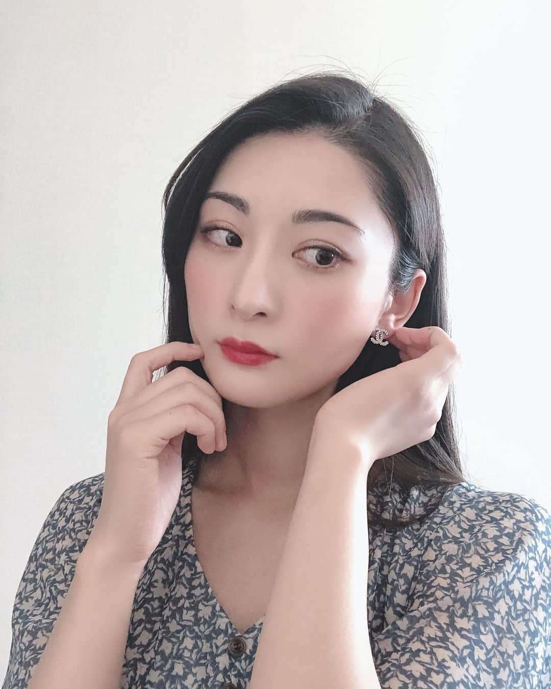 のインスタグラム：「ㅤㅤㅤ ㅤㅤㅤ 最近ハマっているリップ💄 ㅤㅤㅤ ●CLARINS コンフォート リップオイル インテンス 05 限定色のインテンスピンク。 発色がとても良く、 ティッシュオフしてもしっかり色が残ってくれるので マスクをしている今の時期にぴったりです。 ㅤㅤㅤ ●ETVOS ミネラルリッププランパー ディープ こちらも限定のボルドーパンサー。 CLARINSのリップの上に塗るとめちゃくちゃかわいい😂💕 コスメに詳しい @naomi_1826 が 舞台お疲れ様ってプレゼントしてくれました🥺嬉 ㅤㅤㅤ マスクで見えなくても、 お気に入りのリップを塗ってテンション上げたいと思います💋 ㅤㅤㅤ #cosmetics #clarins #etvos #followme #followmejp #followjp」