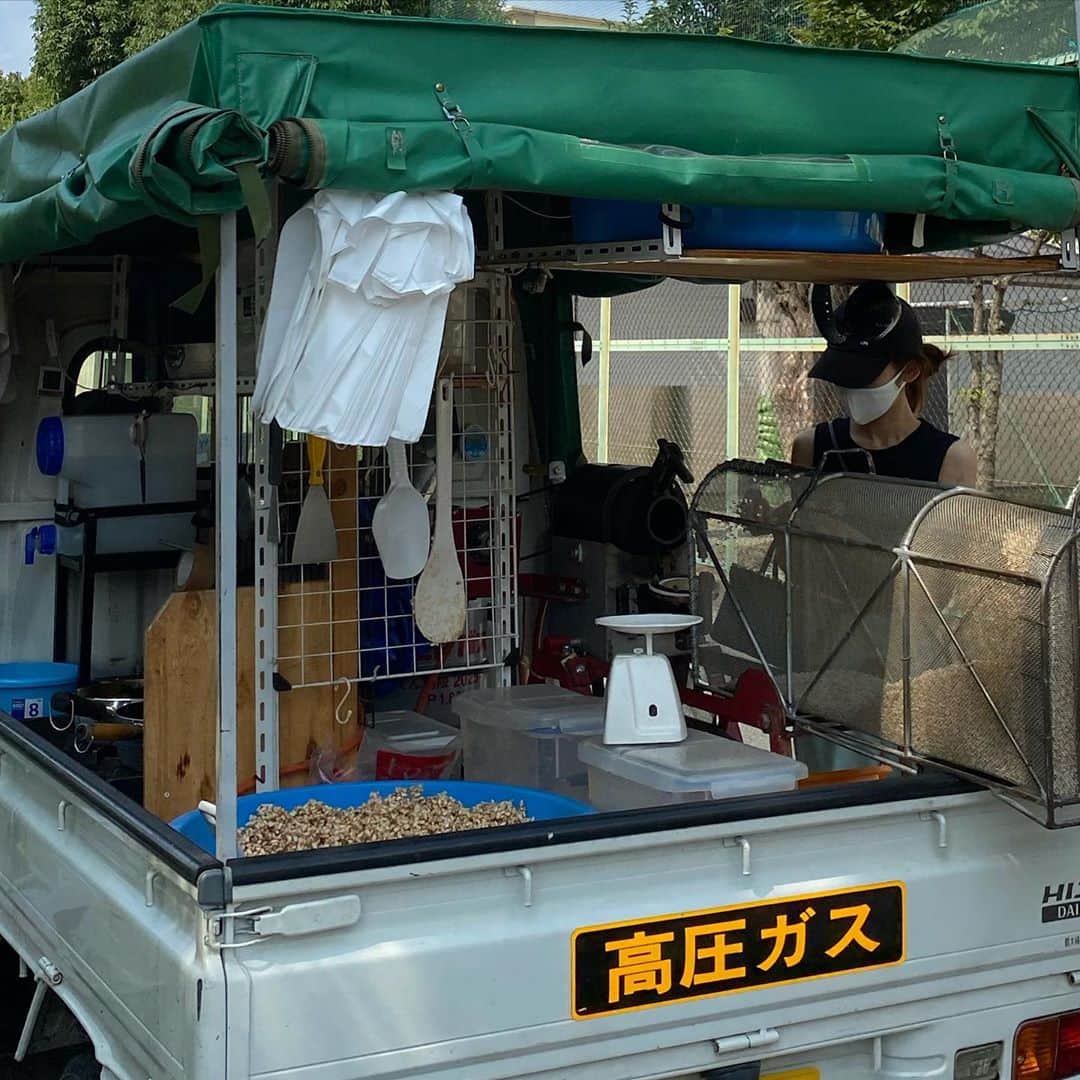 木本泉さんのインスタグラム写真 - (木本泉Instagram)「-﻿ ポン菓子のトラックが出てました🚚﻿ 久しぶりに見た😊﻿ ﻿ これ食べだすと止まらないんですよね笑😅﻿ ﻿ 1袋購入😋﻿ ﻿ #ポン菓子#ポン菓子トラック#駄菓子#昔ながらのお菓子」8月25日 14時26分 - izumikimoto