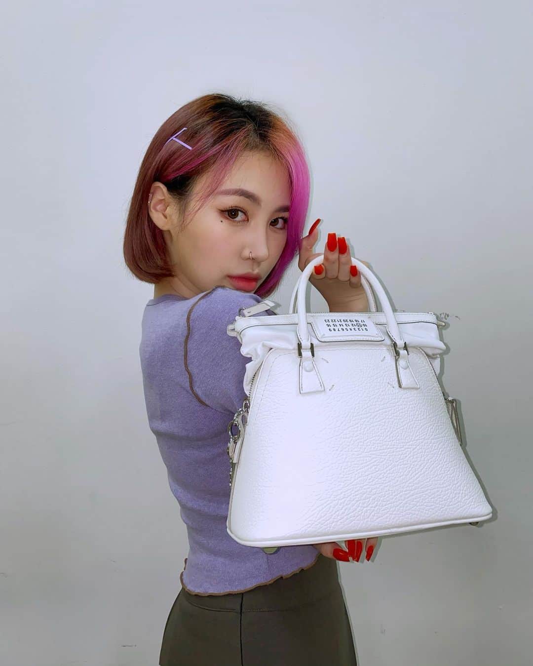 パク・ジミン のインスタグラム：「WHATS IN MY BAG?」