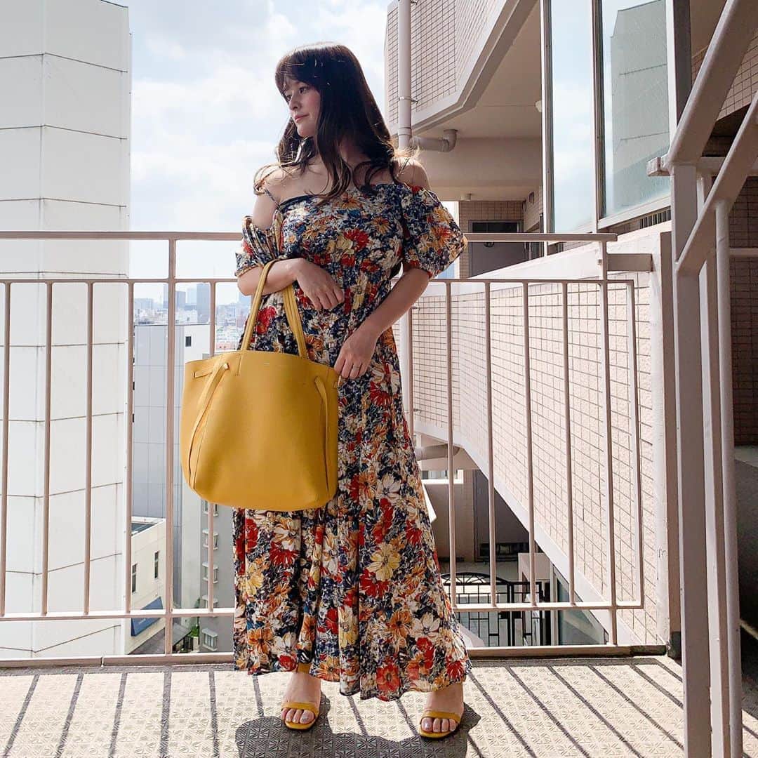 のインスタグラム：「今年は海に行かない予定なので#リゾートワンピ は着ないと思っていましたが、リゾートワンピを着てご飯を食べる予定があり着ました笑また書きます😂💓 ・ dress #secretlabel bag #celine shoes #charlesandkeith ・ #ぽっちゃり さん🐷へのおすすめポイント❣️ リゾートワンピはノースリーブ系が多いかと思いますが、オフショルもありましたよ😊やすくて可愛いくて二の腕隠しにピッタリ✨ ・・・ #instafashion #fashion #coordinate #instacoordinate #outfit #ootd #ファッション #コーディネート#ol #olコーデ  #ぽっちゃりコーデ #痩せて見えるコーデ #プレぽっちゃり#プレぽちゃ #細見えコーデ #155cmコーデ#ちとはだけた」