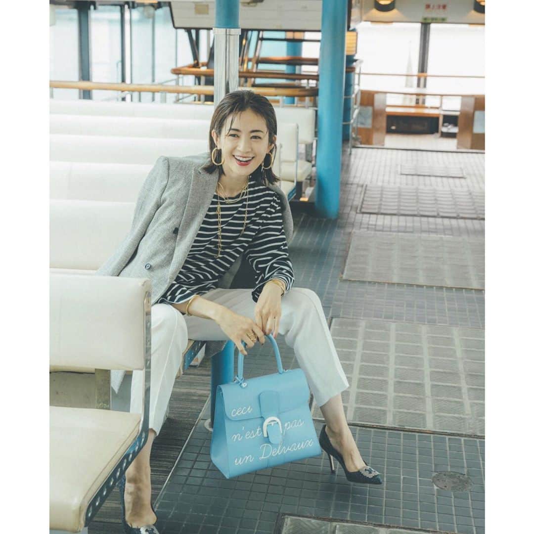 入江未悠のインスタグラム：「. 好きな写真✨ . 合わせたバッグと、 船の柱が 偶然、全く同じブルーでした💓 . #styling #STORY9月号 #なまいきシャルロット #marine #borderprint #blue . .」