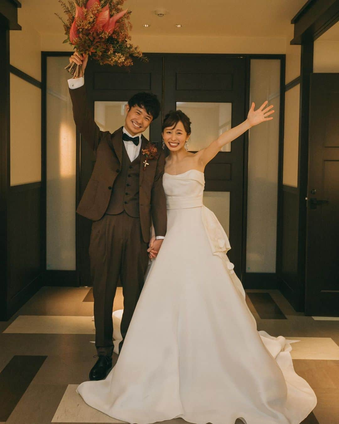 orb_weddingのインスタグラム：「orbweddingreport 🕊﻿﻿﻿﻿﻿ ﻿﻿ ﻿﻿ orbで式場紹介、JUNOでお衣装を﻿ お手伝いさせていただいた新郎﻿新婦様より﻿ 素敵なお写真をお送りいただきました﻿🕊﻿﻿ ﻿ ﻿ 笑顔がとてもとても素敵なおふたり﻿ ﻿ ゲストの皆さまのことを1番に考え﻿ たくさんたくさん話し合って﻿ おふたりらしい結婚式を実現されました﻿ ﻿ 当日は大切な皆様方が心から祝福され﻿ 笑いあり涙ありの﻿ あたたかい一日になったこと﻿ 写真から伝わってきます これから少しずつご紹介させて いただきますね﻿ ﻿ ﻿ こんなふうに﻿ 幸せのお手伝いができること﻿ 改めて幸せにおもいます﻿ ﻿ ありがとうこざいます☺️﻿ ﻿ ————————————﻿﻿ ﻿﻿ Place: #太宰府迎賓館　様﻿﻿﻿ ﻿﻿Dress: #marchesa #marchesabridal  Shop: @juno_wedding﻿　@juno_tenjin ﻿﻿ ﻿﻿﻿ ————————————﻿﻿ Dress the Lifeが運営する﻿﻿ ブライダルカウンターです。﻿﻿ ﻿﻿ プレ花嫁の皆様﻿﻿ 結婚が決まったらすぐご相談ください。﻿﻿ おふたりに合った式場探しや﻿﻿ お衣装選びのお手伝いをさせていただきます👰🤵🏻﻿﻿ ﻿﻿ 結婚式までの道のりが﻿﻿ 沢山の幸せであふれますように...﻿﻿ ﻿﻿ 𓇼お問い合わせ𓇼﻿﻿﻿﻿﻿﻿ ☎ 0120-790-479﻿﻿﻿﻿﻿﻿ 公式LINE@ ﻿﻿﻿﻿﻿﻿ @orb_wedding(@マーク含みます)﻿﻿﻿﻿﻿﻿ ﻿﻿﻿﻿﻿﻿ ﻿﻿﻿﻿﻿﻿ #orb_wedding #結婚式場見学 #パーティレポート #プレ花嫁 #日本中のプレ花嫁さんと繋がりたい #式場探し #ドレス探し #結婚式準備 #福岡結婚式場　#福岡花嫁 #福岡プレ花嫁 ##juno_weddingdress  #weddingdress」