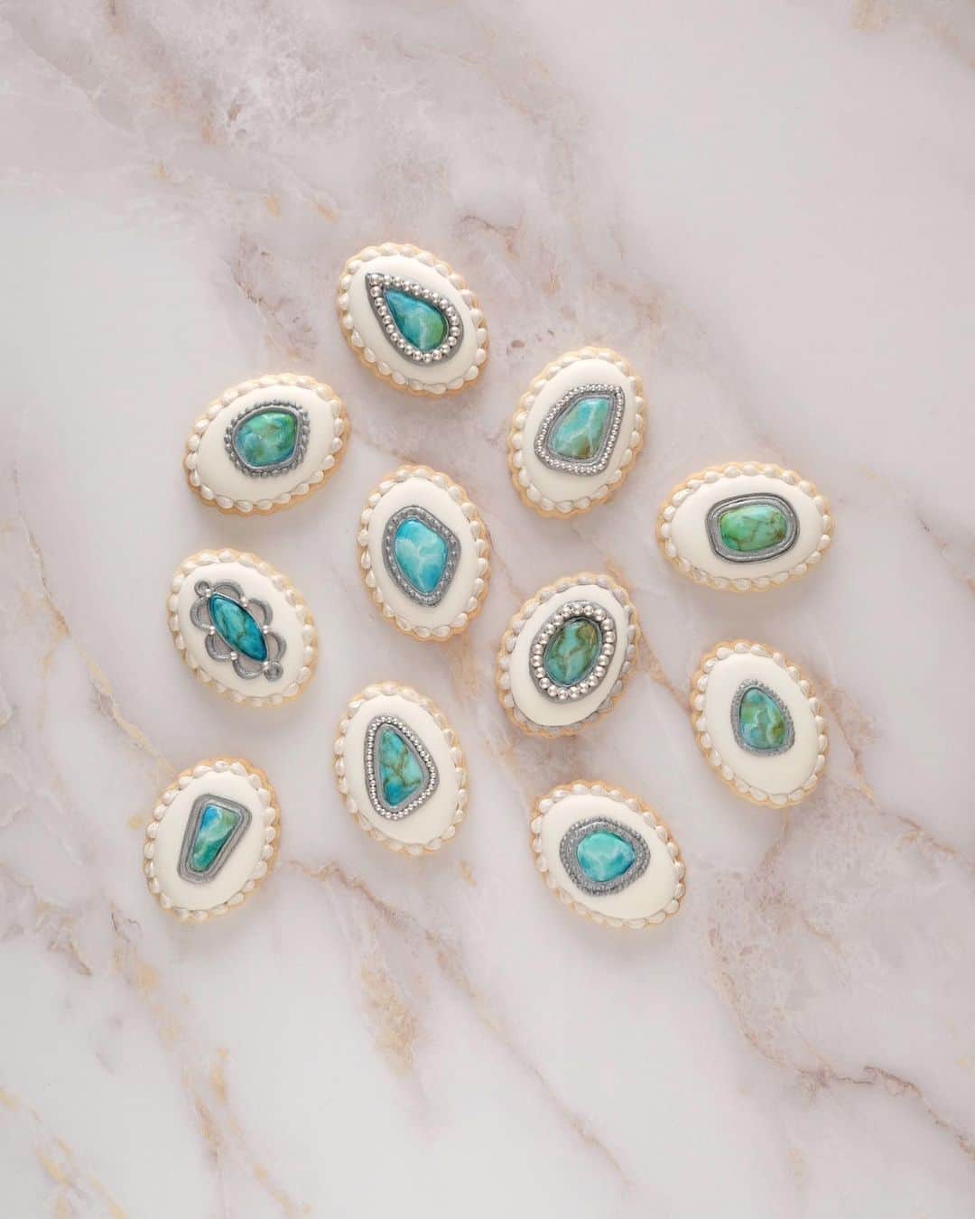 のインスタグラム：「E A T  M E 💎💎💎﻿ Turquoise bejou cookies. ﻿ このターコイズクッキー、実は結構小さめサイズ。﻿ ﻿ #artofkunika」