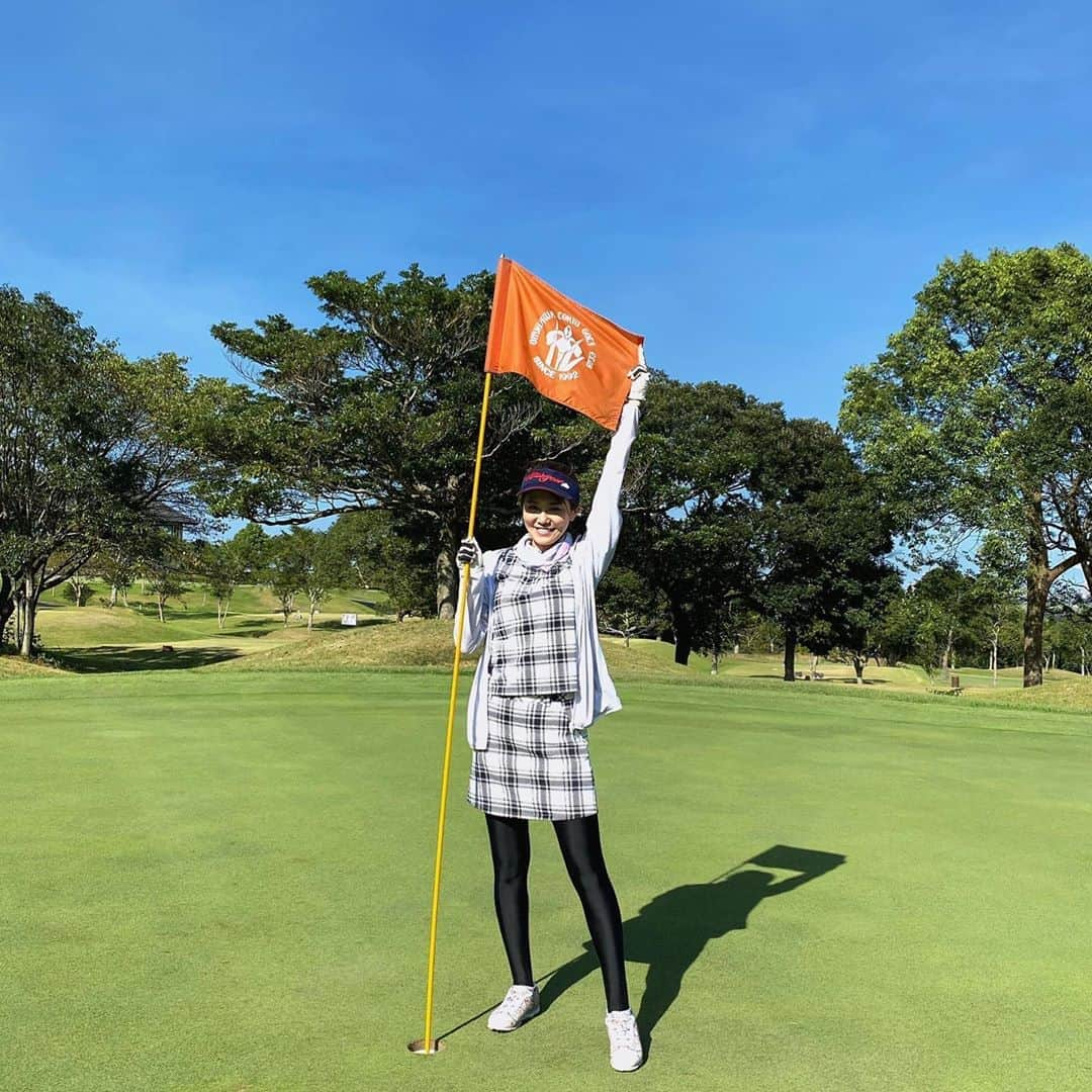 佐野真彩さんのインスタグラム写真 - (佐野真彩Instagram)「ベストスコア更新⛳️  🔴49.47/96  最近のゴルフはとにかく暑い🥵 こんなに着込んでますが、冷涼使用なものが多いので暑苦しくはないです🙆‍♀️  最後のＵＶカットのフェイスカバーとインナー、今朝届いたので次のラウンドで使うんだ〜😆  ところでＵＶカットのものってどれくらいの回数、洗濯に耐えられるんだろう🤔 交換時期が分からない...😅  #小見川東急ゴルフクラブ #ゴルフ女子　#日焼け対策 #ゴルフスイング　#キスオンザグリーン　#ベストスコア　#ゴルフウェア」8月25日 14時43分 - sano.maya