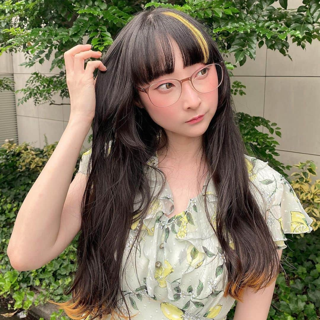 RinRinさんのインスタグラム写真 - (RinRinInstagram)「Honey Lemon Hair 🍯🍋💇🏻‍♀️✨ . Full service of hair, nails, and food all in one place at @number76_tokyo & @number76_nail_eyelash & @76cafe_omotesando 🥺💕 it’s been great doing self care here, everyone is staying safe, providing and wearing masks, washing hands & constantly disinfecting, socially distancing, and ventilating that I feel extremely safe! Thank you! ヘア、ネイル、とカフェ全部一ヶ所でセルフケアができてすごく嬉しい〜✨そしてすごく丁寧に安心させてる場所を作ってます！ちゃんと全員にマスクも配って、手洗いとしょっちゅに消毒してて、ソーシャルディスタンスを取って、そして空気ををちゃんと通してるところですごく感動した。ありがとうございます！ . . 🎀Hair, nails, food sponsored by @number76_tokyo @number76_nail_eyelash @76cafe_omotesando  🎀ヘア、ネイル、食べ物は @number76_tokyo @number76_nail_eyelash @76cafe_omotesando よりの提供です。 . . #rinrindoll #rinrindollhair #number76 #number76tokyo #76cafe #number76nail #japan #tokyo #omotesando #japanesehairsalon #tokyohairsalon #omotesandohairsalon #honeylemonhair #yellowhair #東京 #表参道 #東京ヘアサロン #表参道ヘアサロン #イェローヘア #イェローヘア#summerhair #summerhaircolor カラー #夏ヘアカラー #夏髪 #夏ヘア」8月25日 14時52分 - rinrindoll