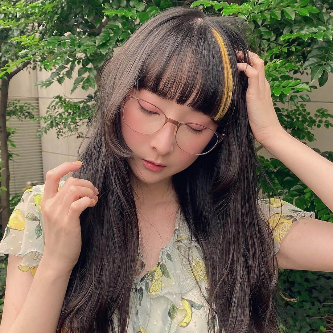 RinRinさんのインスタグラム写真 - (RinRinInstagram)「Honey Lemon Hair 🍯🍋💇🏻‍♀️✨ . Full service of hair, nails, and food all in one place at @number76_tokyo & @number76_nail_eyelash & @76cafe_omotesando 🥺💕 it’s been great doing self care here, everyone is staying safe, providing and wearing masks, washing hands & constantly disinfecting, socially distancing, and ventilating that I feel extremely safe! Thank you! ヘア、ネイル、とカフェ全部一ヶ所でセルフケアができてすごく嬉しい〜✨そしてすごく丁寧に安心させてる場所を作ってます！ちゃんと全員にマスクも配って、手洗いとしょっちゅに消毒してて、ソーシャルディスタンスを取って、そして空気ををちゃんと通してるところですごく感動した。ありがとうございます！ . . 🎀Hair, nails, food sponsored by @number76_tokyo @number76_nail_eyelash @76cafe_omotesando  🎀ヘア、ネイル、食べ物は @number76_tokyo @number76_nail_eyelash @76cafe_omotesando よりの提供です。 . . #rinrindoll #rinrindollhair #number76 #number76tokyo #76cafe #number76nail #japan #tokyo #omotesando #japanesehairsalon #tokyohairsalon #omotesandohairsalon #honeylemonhair #yellowhair #東京 #表参道 #東京ヘアサロン #表参道ヘアサロン #イェローヘア #イェローヘア#summerhair #summerhaircolor カラー #夏ヘアカラー #夏髪 #夏ヘア」8月25日 14時52分 - rinrindoll