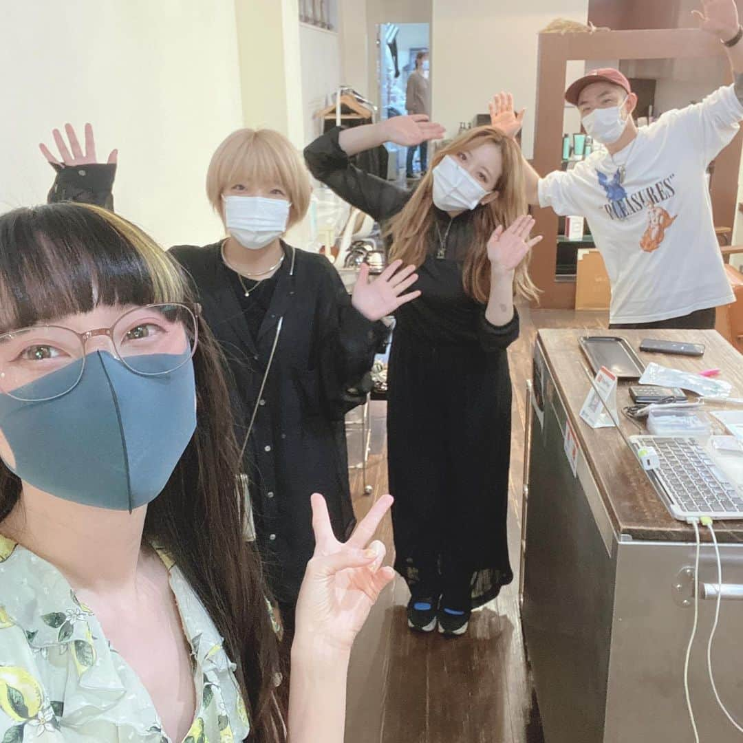 RinRinさんのインスタグラム写真 - (RinRinInstagram)「Honey Lemon Hair 🍯🍋💇🏻‍♀️✨ . Full service of hair, nails, and food all in one place at @number76_tokyo & @number76_nail_eyelash & @76cafe_omotesando 🥺💕 it’s been great doing self care here, everyone is staying safe, providing and wearing masks, washing hands & constantly disinfecting, socially distancing, and ventilating that I feel extremely safe! Thank you! ヘア、ネイル、とカフェ全部一ヶ所でセルフケアができてすごく嬉しい〜✨そしてすごく丁寧に安心させてる場所を作ってます！ちゃんと全員にマスクも配って、手洗いとしょっちゅに消毒してて、ソーシャルディスタンスを取って、そして空気ををちゃんと通してるところですごく感動した。ありがとうございます！ . . 🎀Hair, nails, food sponsored by @number76_tokyo @number76_nail_eyelash @76cafe_omotesando  🎀ヘア、ネイル、食べ物は @number76_tokyo @number76_nail_eyelash @76cafe_omotesando よりの提供です。 . . #rinrindoll #rinrindollhair #number76 #number76tokyo #76cafe #number76nail #japan #tokyo #omotesando #japanesehairsalon #tokyohairsalon #omotesandohairsalon #honeylemonhair #yellowhair #東京 #表参道 #東京ヘアサロン #表参道ヘアサロン #イェローヘア #イェローヘア#summerhair #summerhaircolor カラー #夏ヘアカラー #夏髪 #夏ヘア」8月25日 14時52分 - rinrindoll