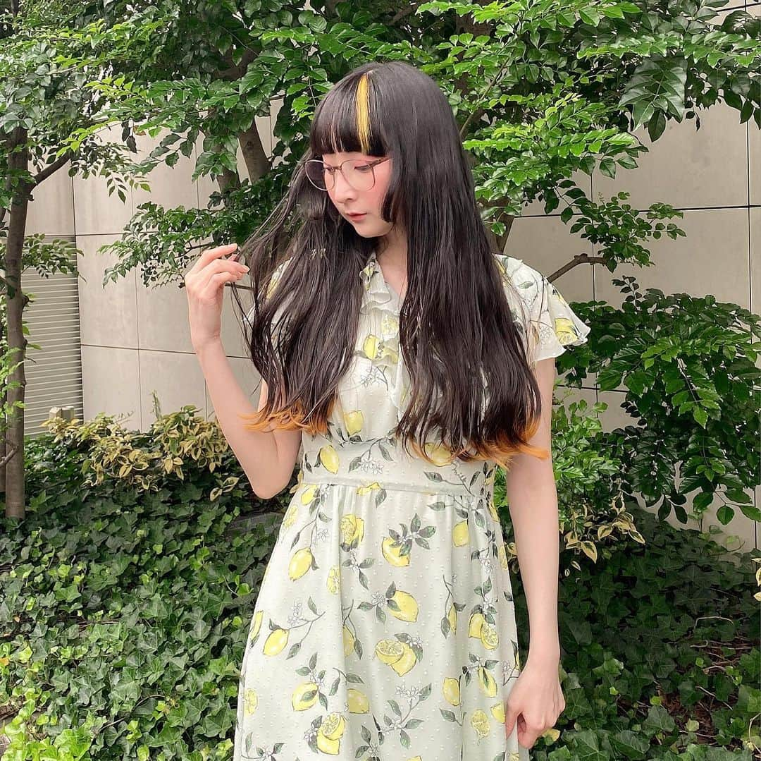 RinRinさんのインスタグラム写真 - (RinRinInstagram)「Honey Lemon Hair 🍯🍋💇🏻‍♀️✨ . Full service of hair, nails, and food all in one place at @number76_tokyo & @number76_nail_eyelash & @76cafe_omotesando 🥺💕 it’s been great doing self care here, everyone is staying safe, providing and wearing masks, washing hands & constantly disinfecting, socially distancing, and ventilating that I feel extremely safe! Thank you! ヘア、ネイル、とカフェ全部一ヶ所でセルフケアができてすごく嬉しい〜✨そしてすごく丁寧に安心させてる場所を作ってます！ちゃんと全員にマスクも配って、手洗いとしょっちゅに消毒してて、ソーシャルディスタンスを取って、そして空気ををちゃんと通してるところですごく感動した。ありがとうございます！ . . 🎀Hair, nails, food sponsored by @number76_tokyo @number76_nail_eyelash @76cafe_omotesando  🎀ヘア、ネイル、食べ物は @number76_tokyo @number76_nail_eyelash @76cafe_omotesando よりの提供です。 . . #rinrindoll #rinrindollhair #number76 #number76tokyo #76cafe #number76nail #japan #tokyo #omotesando #japanesehairsalon #tokyohairsalon #omotesandohairsalon #honeylemonhair #yellowhair #東京 #表参道 #東京ヘアサロン #表参道ヘアサロン #イェローヘア #イェローヘア#summerhair #summerhaircolor カラー #夏ヘアカラー #夏髪 #夏ヘア」8月25日 14時52分 - rinrindoll