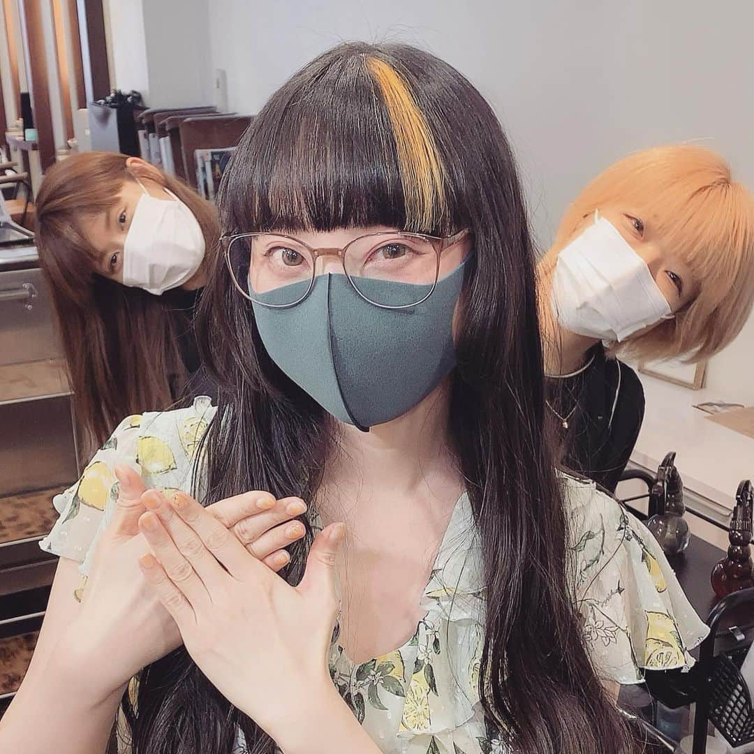 RinRinさんのインスタグラム写真 - (RinRinInstagram)「Honey Lemon Hair 🍯🍋💇🏻‍♀️✨ . Full service of hair, nails, and food all in one place at @number76_tokyo & @number76_nail_eyelash & @76cafe_omotesando 🥺💕 it’s been great doing self care here, everyone is staying safe, providing and wearing masks, washing hands & constantly disinfecting, socially distancing, and ventilating that I feel extremely safe! Thank you! ヘア、ネイル、とカフェ全部一ヶ所でセルフケアができてすごく嬉しい〜✨そしてすごく丁寧に安心させてる場所を作ってます！ちゃんと全員にマスクも配って、手洗いとしょっちゅに消毒してて、ソーシャルディスタンスを取って、そして空気ををちゃんと通してるところですごく感動した。ありがとうございます！ . . 🎀Hair, nails, food sponsored by @number76_tokyo @number76_nail_eyelash @76cafe_omotesando  🎀ヘア、ネイル、食べ物は @number76_tokyo @number76_nail_eyelash @76cafe_omotesando よりの提供です。 . . #rinrindoll #rinrindollhair #number76 #number76tokyo #76cafe #number76nail #japan #tokyo #omotesando #japanesehairsalon #tokyohairsalon #omotesandohairsalon #honeylemonhair #yellowhair #東京 #表参道 #東京ヘアサロン #表参道ヘアサロン #イェローヘア #イェローヘア#summerhair #summerhaircolor カラー #夏ヘアカラー #夏髪 #夏ヘア」8月25日 14時52分 - rinrindoll