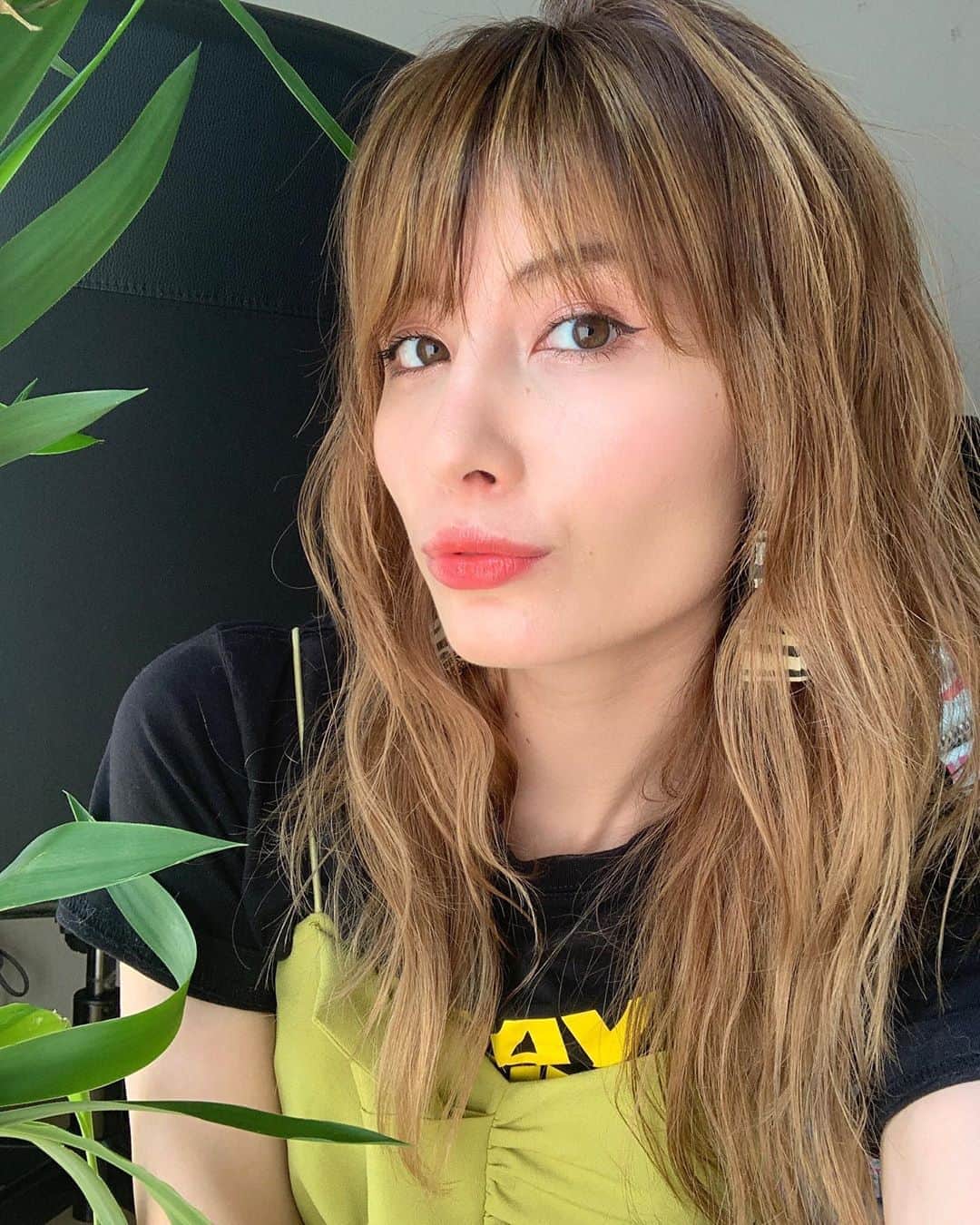 のインスタグラム：「. 結構金髪になってきたなー☺️ 次はもう少しコントラストばきばきにしたい気分！きゃぴ . #hair#mediumhair#haircolor#ハイライトカラー#ママ美容#生後5ヶ月#ミディアムヘア#レイヤーカット」