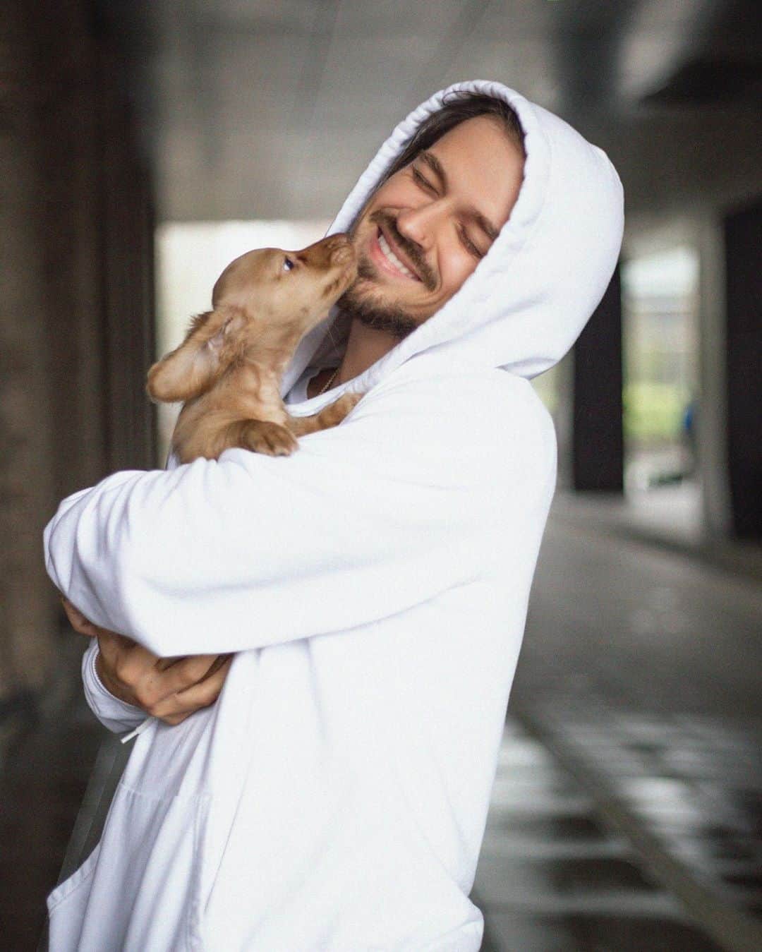 RU.TVさんのインスタグラム写真 - (RU.TVInstagram)「😜 Доброе утро! ⠀ 😍 Кто, как и Миша Марвин, любит собак? ⠀ #rutv #рутв #мишмарвин @misha_marvin」8月25日 15時02分 - ru_tv