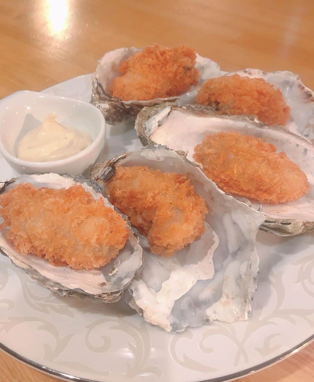 伊藤愛梨さんのインスタグラム写真 - (伊藤愛梨Instagram)「先日、生牡蠣を食べにumiバル(@umibal.shinjuku )に行ってきました✨﻿ ﻿ 拘ったお料理がたくさんあるイタリアンバルです﻿ ちょっとわかりづらい場所のあるのですが、秘密基地みたいでお客さんもリピーターが多い雰囲気でした。﻿ ﻿ 演出が面白い燻製のメニューや、流行りのシカゴピザ、可愛いデザート🍰ワインも豊富に取り揃えてありました！﻿ パーティーやデートでおススメです♡﻿ ﻿ 牡蠣の三種盛りも最高でしたよ♡﻿ ﻿ 皆さんもぜひ行ってみてくださいね✨﻿ ﻿ ﻿ ﻿ ﻿ ﻿ ﻿ ﻿ ﻿ ﻿ ﻿ ﻿ ﻿ ﻿ ■東京都新宿区西新宿7-16-6森正ﾋﾞﾙB1﻿ ■11:30~22:00（L.O.21:00）﻿ ■定休日:月曜日﻿ ﻿ ﻿ ﻿ ﻿ ﻿ ﻿ ﻿ ﻿ ﻿ .﻿ #umiバル #umiバル新宿店﻿ #ウミバル﻿ #牡蠣 #シカゴピザ﻿ #牡蠣好き #牡蠣は飲み物﻿ #新宿グルメ #新宿ディナー﻿ #インスタ映え ﻿ #スイーツ #スイーツ好きな人と繋がりたい #スイーツ好き﻿ #インスタ映えスイーツ﻿ #チーズ好き #チーズ好きな人と繋がりたい ﻿ #グルメ好きな人と繋がりたい﻿ #グルメ好き #グルメスタグラム #食べスタグラム #食スタグラム #食べるの好きな人と繋がりたい﻿ #飯テロ #美味しいものは正義 ﻿ #インスタグラマー﻿ #インフルエンサー﻿ ウーミーPR」8月25日 15時02分 - ilovely1007_
