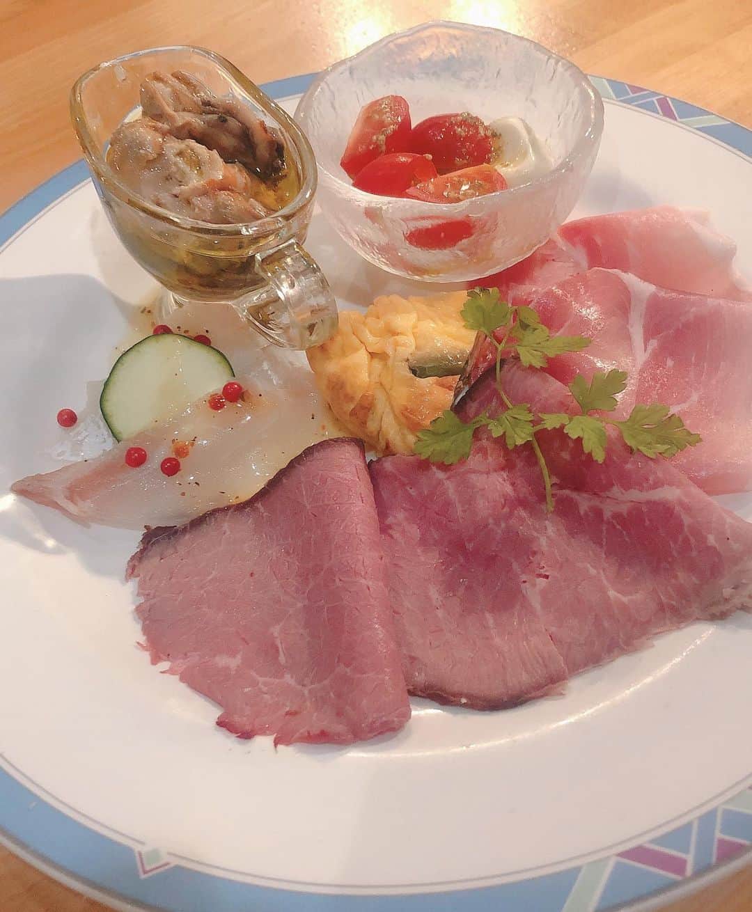 伊藤愛梨さんのインスタグラム写真 - (伊藤愛梨Instagram)「先日、生牡蠣を食べにumiバル(@umibal.shinjuku )に行ってきました✨﻿ ﻿ 拘ったお料理がたくさんあるイタリアンバルです﻿ ちょっとわかりづらい場所のあるのですが、秘密基地みたいでお客さんもリピーターが多い雰囲気でした。﻿ ﻿ 演出が面白い燻製のメニューや、流行りのシカゴピザ、可愛いデザート🍰ワインも豊富に取り揃えてありました！﻿ パーティーやデートでおススメです♡﻿ ﻿ 牡蠣の三種盛りも最高でしたよ♡﻿ ﻿ 皆さんもぜひ行ってみてくださいね✨﻿ ﻿ ﻿ ﻿ ﻿ ﻿ ﻿ ﻿ ﻿ ﻿ ﻿ ﻿ ﻿ ﻿ ■東京都新宿区西新宿7-16-6森正ﾋﾞﾙB1﻿ ■11:30~22:00（L.O.21:00）﻿ ■定休日:月曜日﻿ ﻿ ﻿ ﻿ ﻿ ﻿ ﻿ ﻿ ﻿ ﻿ .﻿ #umiバル #umiバル新宿店﻿ #ウミバル﻿ #牡蠣 #シカゴピザ﻿ #牡蠣好き #牡蠣は飲み物﻿ #新宿グルメ #新宿ディナー﻿ #インスタ映え ﻿ #スイーツ #スイーツ好きな人と繋がりたい #スイーツ好き﻿ #インスタ映えスイーツ﻿ #チーズ好き #チーズ好きな人と繋がりたい ﻿ #グルメ好きな人と繋がりたい﻿ #グルメ好き #グルメスタグラム #食べスタグラム #食スタグラム #食べるの好きな人と繋がりたい﻿ #飯テロ #美味しいものは正義 ﻿ #インスタグラマー﻿ #インフルエンサー﻿ ウーミーPR」8月25日 15時02分 - ilovely1007_