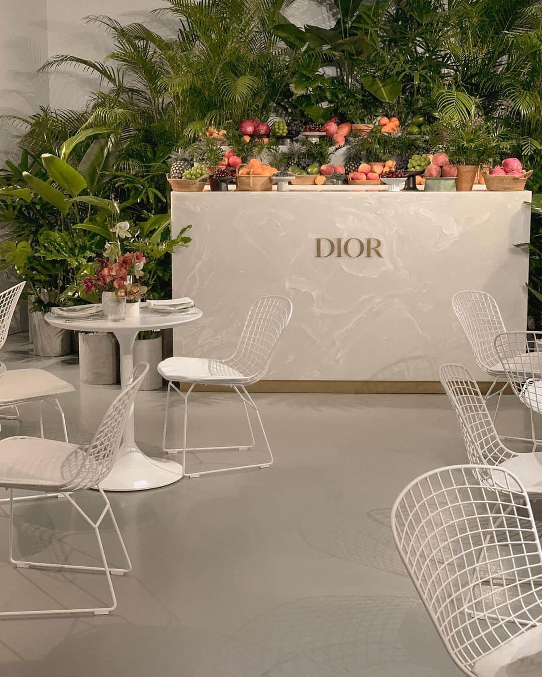 徐琁さんのインスタグラム写真 - (徐琁Instagram)「今天去了在師大美術館辦的 2020 Tie & Dior高級珠寶展 會場佈置的很美 還有Dior Cafe 首次快閃來台!!!! 超可愛耶🤤🤍🤍  #DiorJoaillerie #diorcafe」8月25日 15時05分 - cos55555