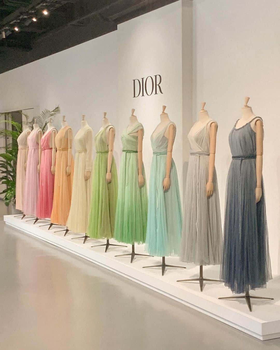 徐琁さんのインスタグラム写真 - (徐琁Instagram)「今天去了在師大美術館辦的 2020 Tie & Dior高級珠寶展 會場佈置的很美 還有Dior Cafe 首次快閃來台!!!! 超可愛耶🤤🤍🤍  #DiorJoaillerie #diorcafe」8月25日 15時05分 - cos55555