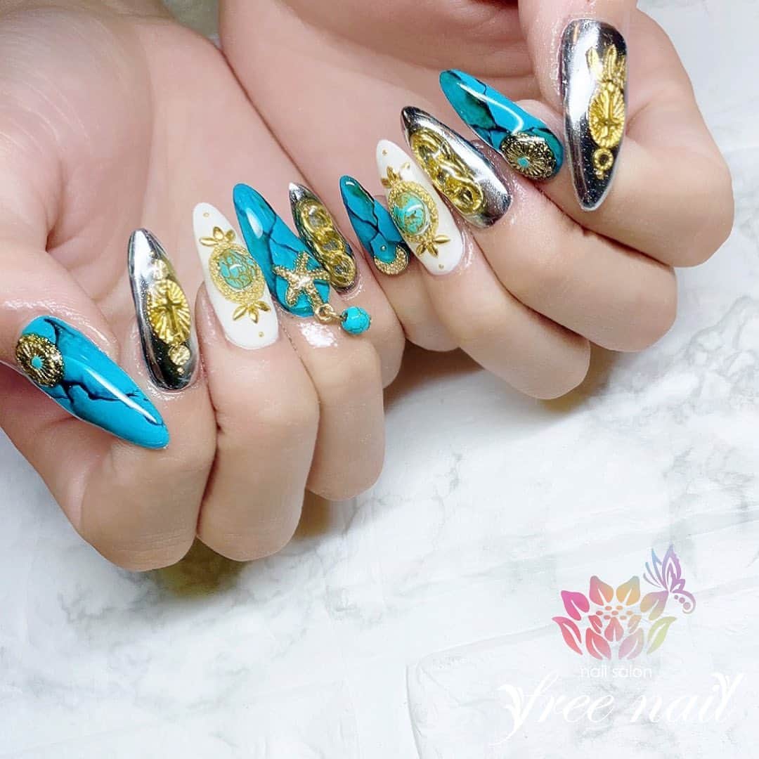 free nail フリーネイルのインスタグラム：「. お客様ネイル💅🏻🌻 . サマーターコイズネイル🐠💎 . 派手派手サマーネイル🌺🏝 . ご来店ありがとうございました🙇🏻‍♀️🙇🏻‍♀️🙇🏻‍♀️💗 . #ネイルアート #ジェルネイル #ネイルサロン #大阪ネイルサロン #ネイルデザイン #ネイルチェンジ #ターコイズネイル #天然石ネイル #貝殻ネイル #ミラーネイル #ブルーネイル #ホワイトネイル #デザインネイル #トレンドネイル #派手ネイル #大人ネイル #ロングネイル #夏ネイル #summernails #nailsart #nailsdid #美甲 #日式美甲 #日式美甲胶 #日本美甲师 #日本美甲老师 #美甲上课 #日本胶 #フリーネイル #freenail」