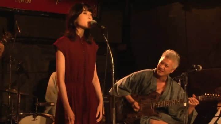のインスタグラム：「イマイさんライブ『LIME MUZIEK』、みてくださった方ありがとうございました！ 最高に気持ちよくって、こころも体も踊って、ずっと音におぼれていたかったなー。 そんな魔法のような、夢のような夜でした🌙  というかご一緒のみなさん 久しぶりに会えて嬉しすぎました。。涙 また元気で会えますように🌹  アーカイブも9/7まで購入いただけるようです！是非☺️ https://twitcasting.tv/c:redcloth0814/shopcart/19643  #イマイアキノブ #山本久土 #サトウミノル #宮田岳 #鈴木純也 #佐々木亮介 #中野ミホ」