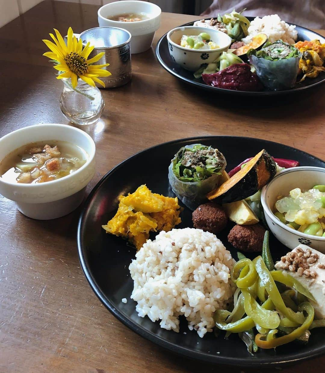 鈴原ゆりあさんのインスタグラム写真 - (鈴原ゆりあInstagram)「ビーガン料理の可愛いお店を見つけました🌻  お盆に美味しいものをたくさん食べたので身体に優しい植物性タンパク質と野菜を積極的に摂ると 消化に負担がかかりにくく身体も整います  食事を全く断つのは 辛いので身体に優しいものを🍅  #ビーガン #野菜たっぷり #ベジプレート」8月25日 15時42分 - suzuhara_yuria