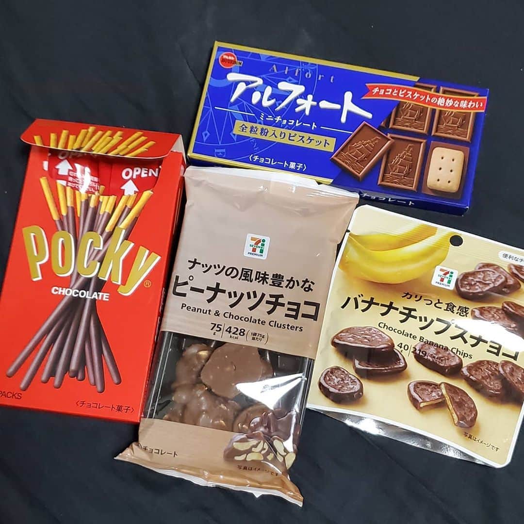 酒井美佳さんのインスタグラム写真 - (酒井美佳Instagram)「ナイキに、チョコ買ってきてって言ったら、こんなに買ってきてくれた😍.  .  お菓子我慢してたから、お菓子食べるの久しぶり💕」8月25日 15時53分 - mika37mika