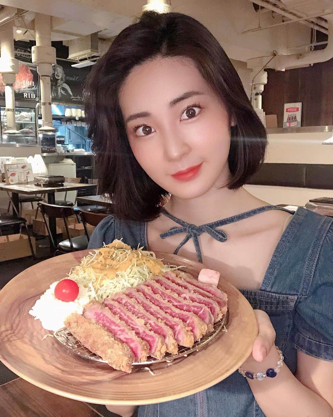 伊藤愛梨さんのインスタグラム写真 - (伊藤愛梨Instagram)「最近流行りの牛カツです！﻿ コスパの良い牛カツ屋さんをみつけたのでご紹介します♡﻿ ﻿ 『ウシカツランチプレート﻿ (150g1370円、300g2180円)』﻿ 15穀米ご飯　こだわりポテトサラダ　キャベツ　ビーフコンソメスープ　自家製ナムル　がつき♡﻿ ﻿ それから﻿ ﻿ うにロール！﻿ 店員さんが目の前で綺麗に焼きながら巻いてくれます♡﻿ お昼からリッチな気持ちになれました♡﻿ ﻿ あとデザートがボリューミーでとても美味しかったですよ！﻿ すべてのジャンルに抜かりなしのパーフェクトなお店でした。﻿ ﻿ 今度は夜にも行ってみたいと思います💕﻿ ﻿ ﻿ マルウシ 銀座二丁目　でぜひ検索♡﻿ @maruushigroup﻿ ﻿ ﻿ ﻿ ﻿ ﻿ ﻿ ﻿ ﻿ ■場所﻿ 東京都中央区銀座2-11-8 第22中央ビル　B1Ｆ﻿ ■最寄駅﻿ 銀座、銀座一丁目、有楽町、東銀座、築地﻿ ■電話番号﻿ 050-5570-3555﻿ ■営業時間 ﻿ 【月～金】﻿ 17:00～23:30﻿ 【土、日、祝】﻿ 17:00～22:00﻿ ランチ　11:30～14:00（LO13:30）﻿ 日曜営業﻿ ■定休日﻿ 年末年始﻿ ﻿ ﻿ ﻿ ﻿ ﻿ ﻿ ﻿ #美味しいもの #美味しいもの巡り #フォトジェニックフード #タベスタグラム #たべすたぐらむ #グルメな人と繋がりたい #インスタ映えカフェ #たべものぐらむ #食べ物グラム #飯テロ #飯テログラム #めしてろ #コスパ最高 #コスパグルメ #銀座グルメ #銀座ランチ #京橋グルメ #京橋ランチ #東京グルメ #東京ランチ #肉スタグラム #にくすたぐらむ #めしすたぐらむ #フォトジェ肉 #ウーミーPR」8月25日 15時47分 - ilovely1007_