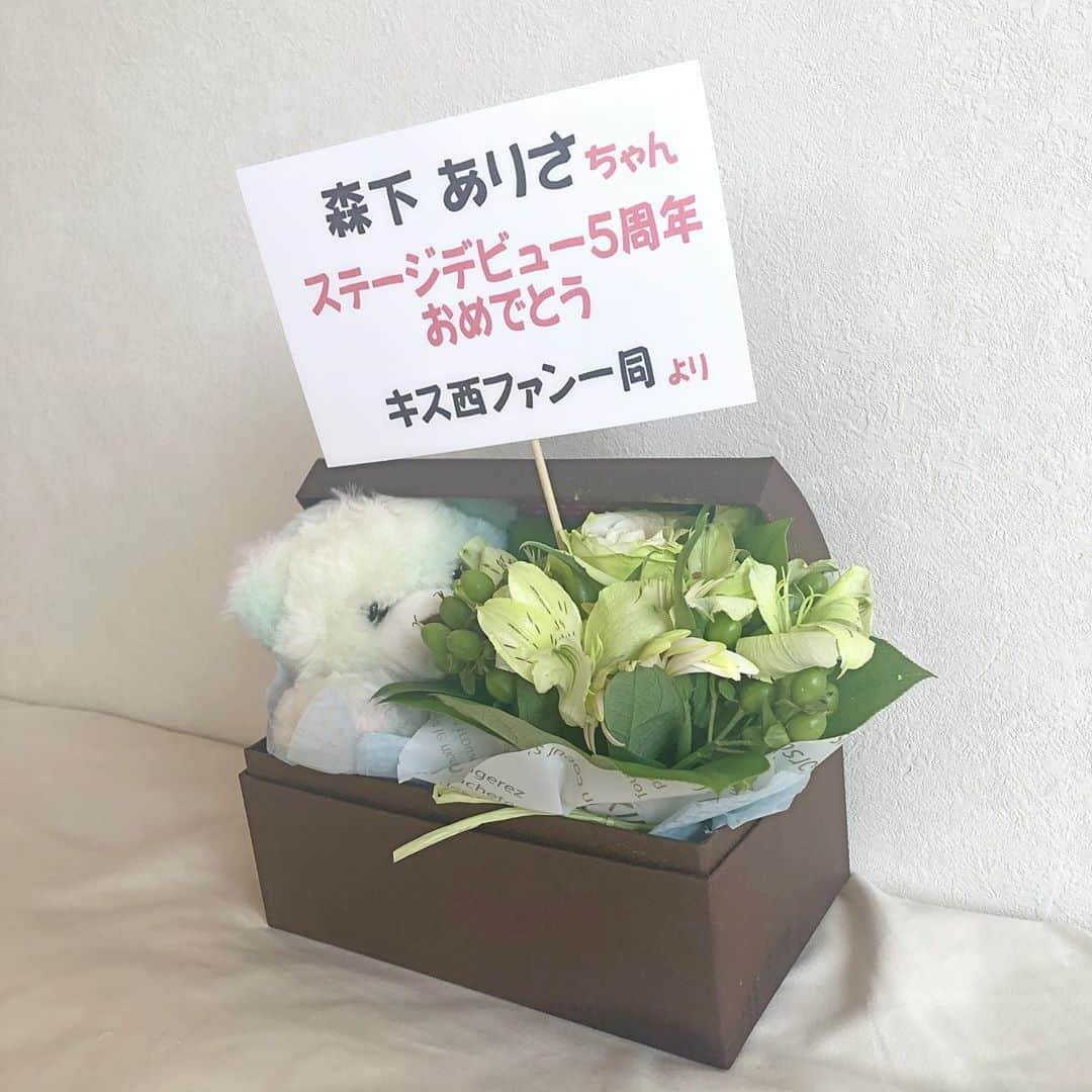 森下ありささんのインスタグラム写真 - (森下ありさInstagram)「昨日は5周年のお祝いありがとうございました🥂🤍  日頃からファンの方々の温かいお気持ちに支えて頂いてます☺️ 本当にいつも有難う御座います！  高校一年生から芸能活動を始めて、 高校三年生にKissBeeWESTに加入し 言葉じゃ表せれないくらい幸せなこと、それと同じように辛い事や思い悩む事も数え切れない程ありました☁️  だけど私はKissBeeWESTだから頑張れたし、頑張りたいと思えました！  KissBeeWESTに巡り会えたこと、心から嬉しく思います。  来世でもアイドルする事があれば 私は必ずKissBeeWESTを選ぶよ💍  その時の同期も絶対平山花菜がいいし平山花菜じゃないとダメ！👧🏻  ６年目も皆と一緒に居させてね.🤍  だいすき.  #instalike #instagram  #instagramjapan #instapic #instafashion #instalove #instagood #instadaily #makeup #idol」8月25日 15時49分 - 0204arisa