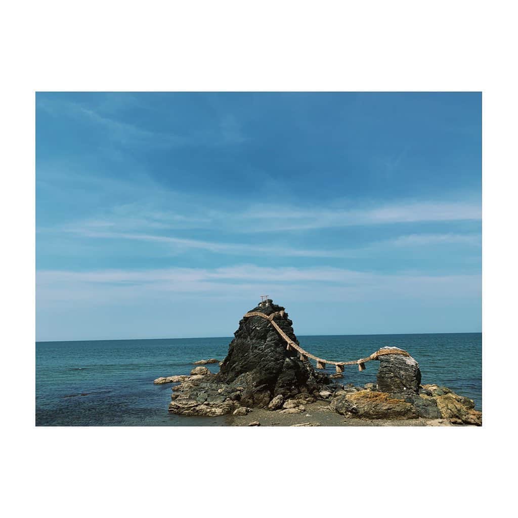 中井ノエミのインスタグラム：「🗿🗿🗿 . . .  #amore #shrine #lostatsea #lensbible #roamtheplanet #stayandwander #voyaged #landscape #nomadstories #wanderlust #hellofrom #artofvisuals #japan #asia #sea #rocks #wanderlust #nippon #solotrip #instagramjapan #team_jp_ #spiritedaway #traditional #japantrip」