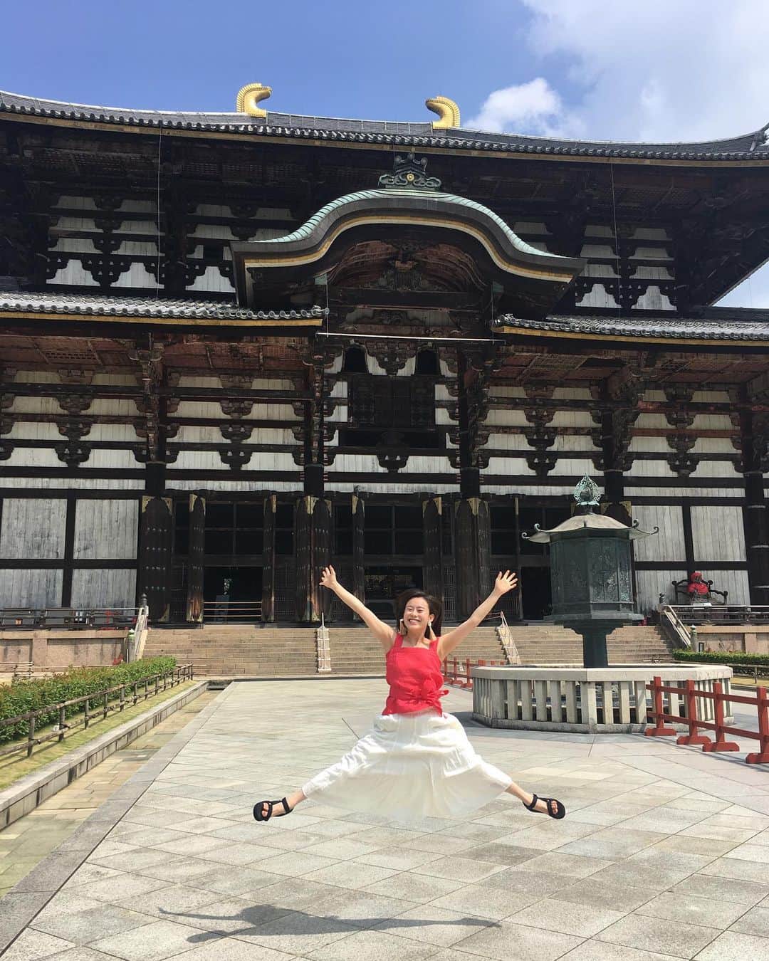 白鳥羽純さんのインスタグラム写真 - (白鳥羽純Instagram)「東大寺〜  キングダム感！笑  時間がゆっっっくり流れてました  鹿のみなさんも門の陰で涼んでおられます  #東大寺 #キングダム感はんぱない #平城京 #唐の長安がモデル #奈良の大仏 #Todaiji #Todaijitemple #Daibutsu #Nara #Kingdom #rediscoverjapan」8月25日 15時51分 - hasuminst