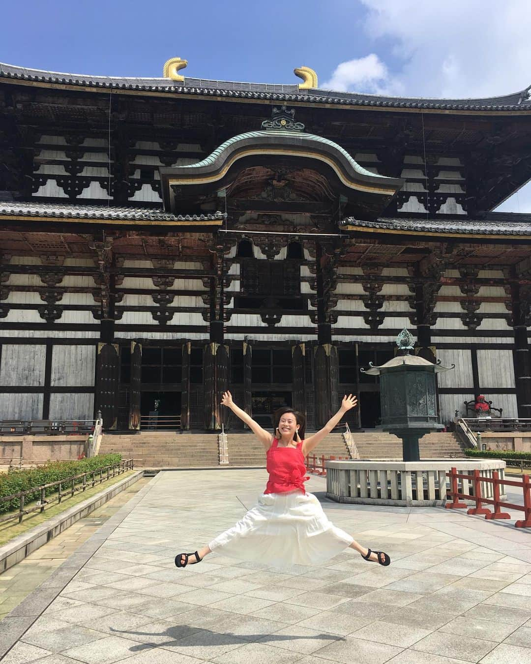 白鳥羽純さんのインスタグラム写真 - (白鳥羽純Instagram)「東大寺〜  キングダム感！笑  時間がゆっっっくり流れてました  鹿のみなさんも門の陰で涼んでおられます  #東大寺 #キングダム感はんぱない #平城京 #唐の長安がモデル #奈良の大仏 #Todaiji #Todaijitemple #Daibutsu #Nara #Kingdom #rediscoverjapan」8月25日 15時51分 - hasuminst